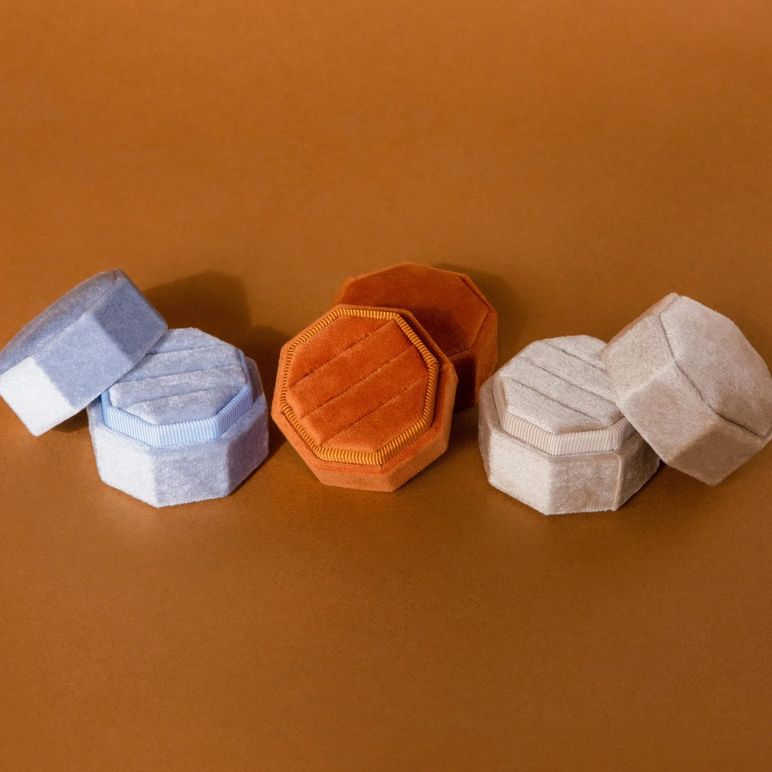 3 Slot Velvet Ring Box - Image 9