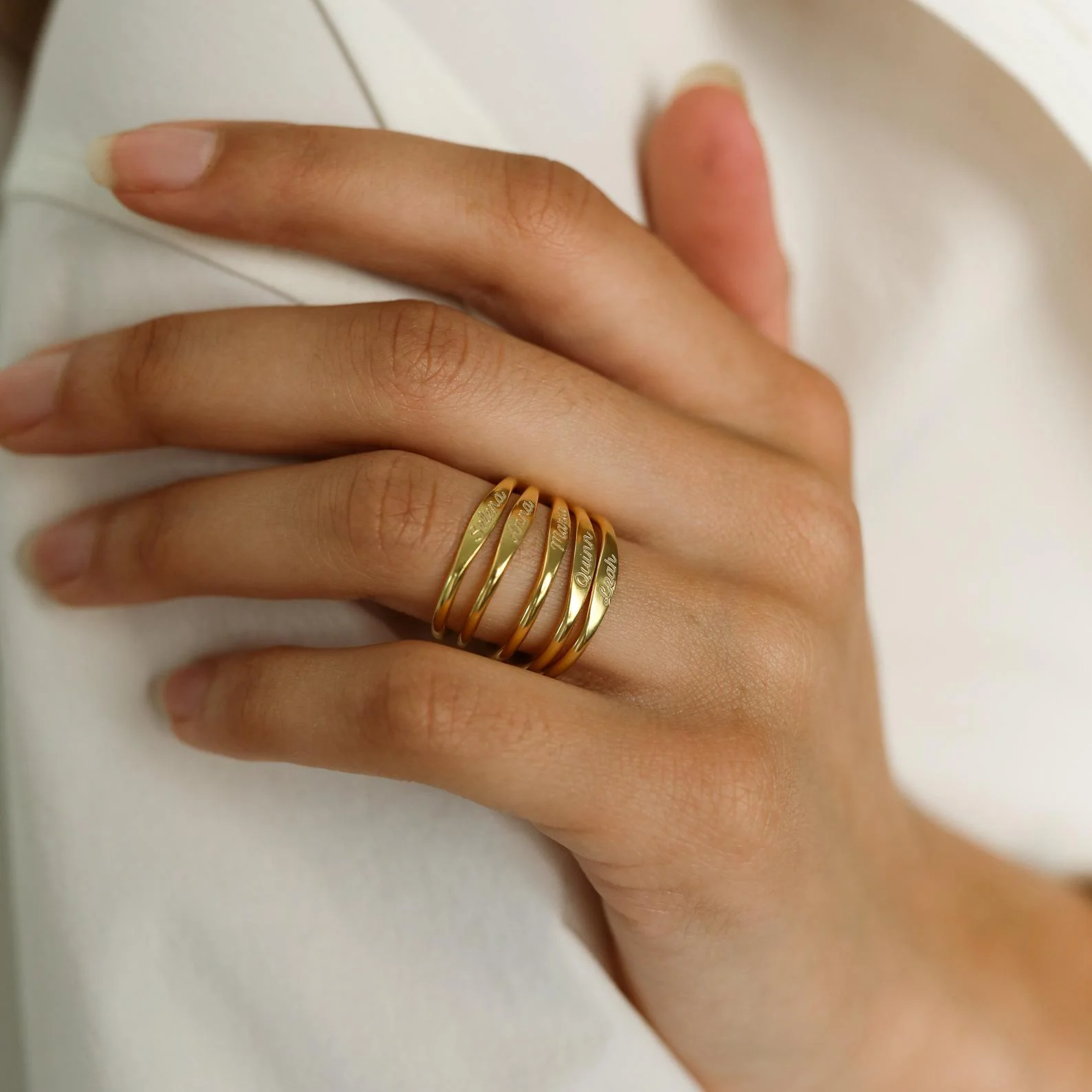 Ann Skinny Name Ring in 18K Gold - Image 4