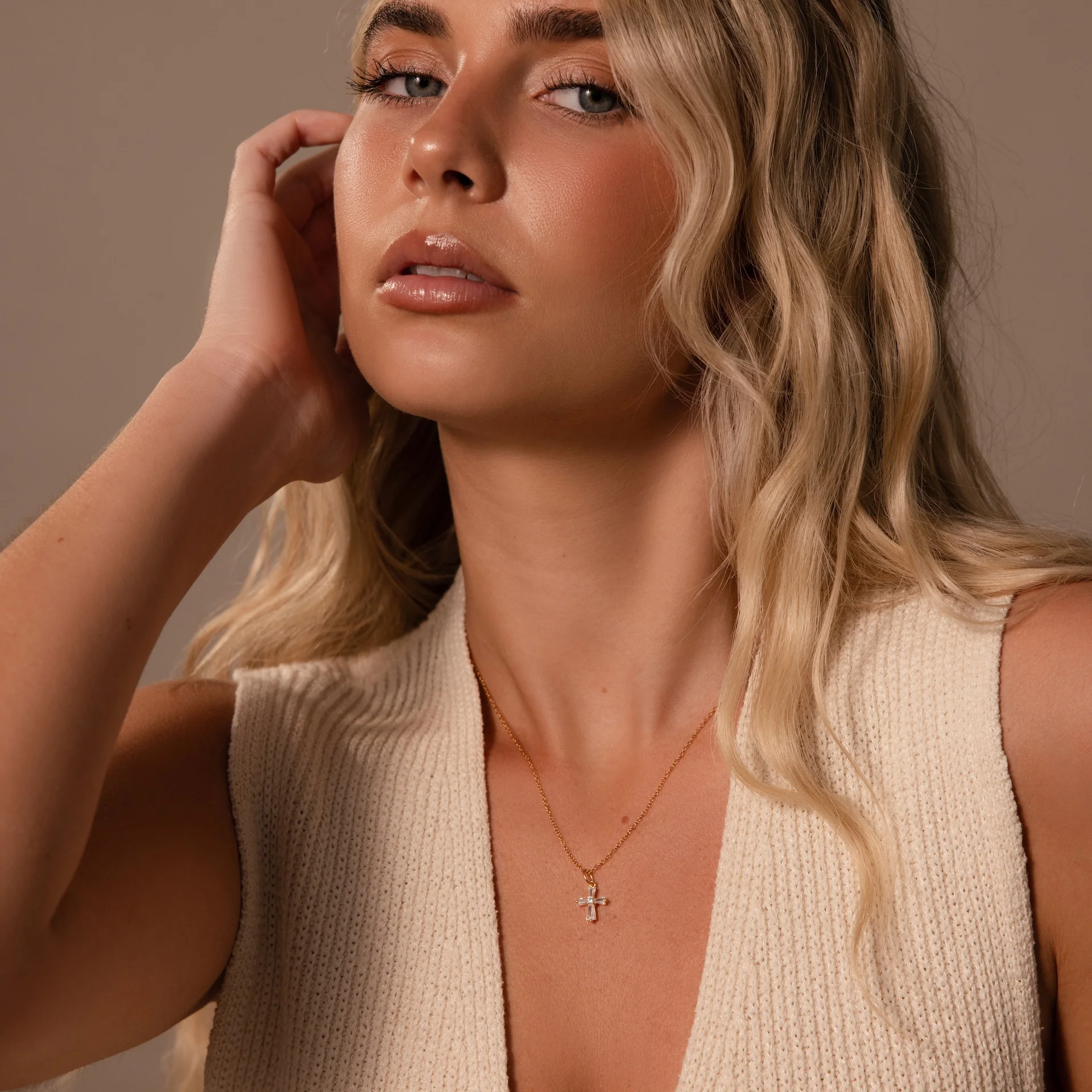 Art Deco Cross Necklace in 18K Gold - Image 6