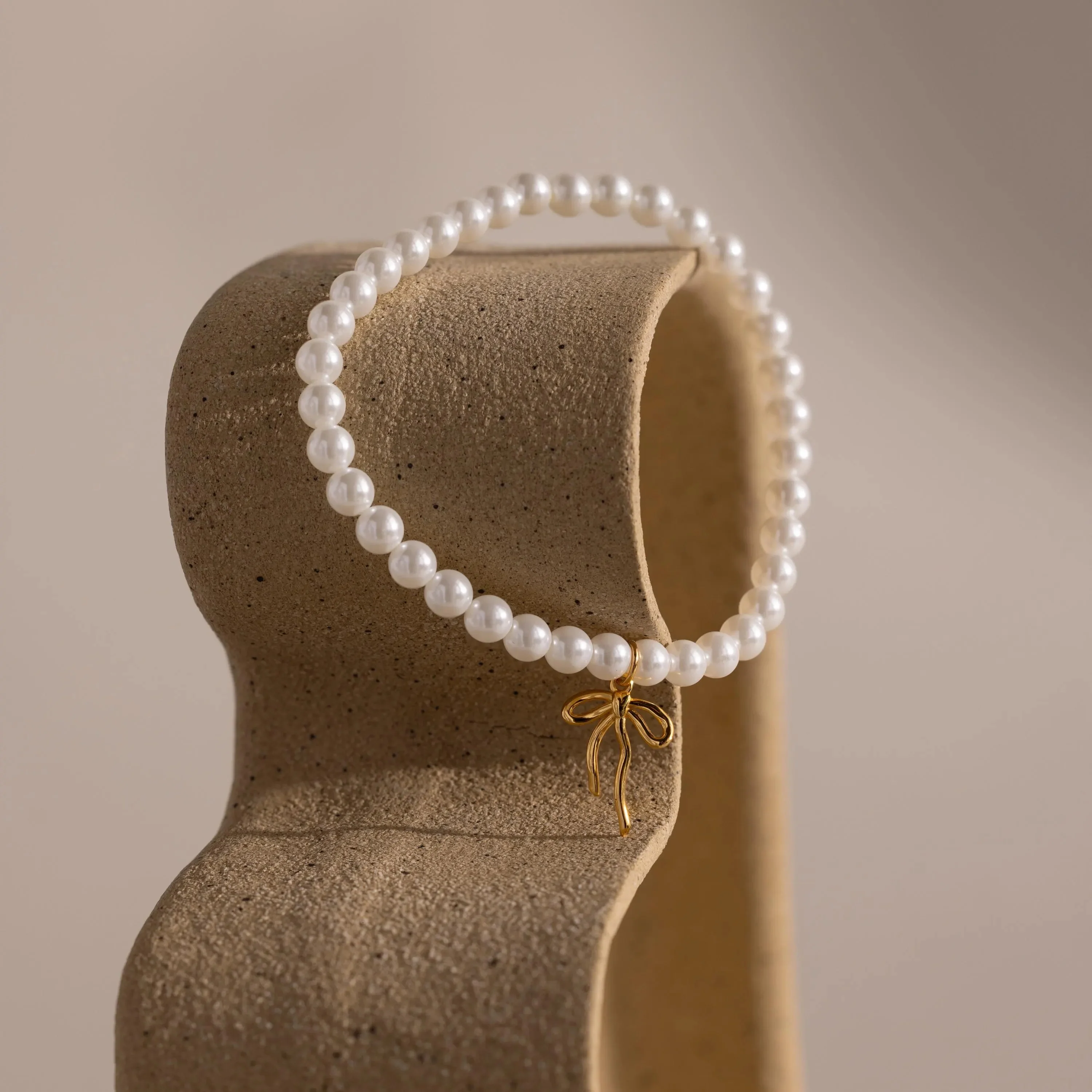Bow Pearl Bracelet in 18K Gold - Image 3