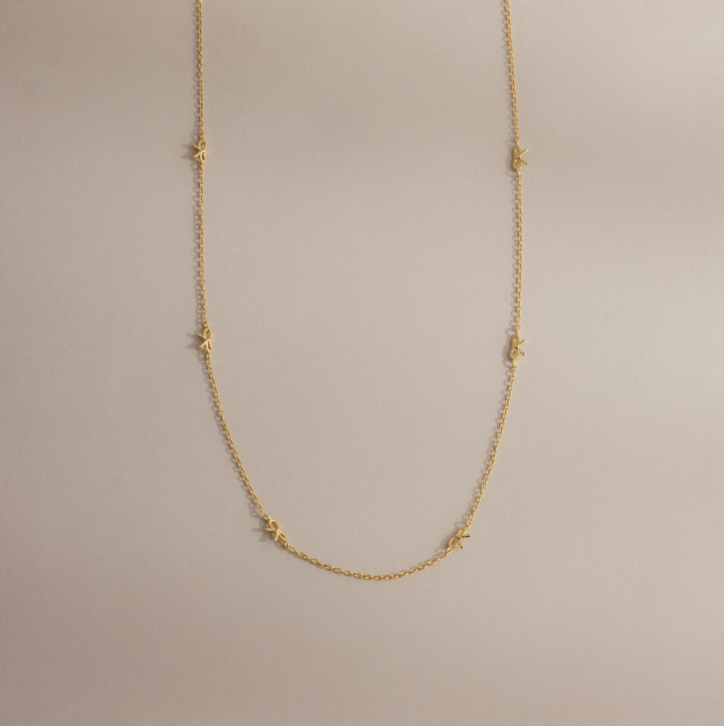 Bow Station Necklace in 18K Gold - Image 3