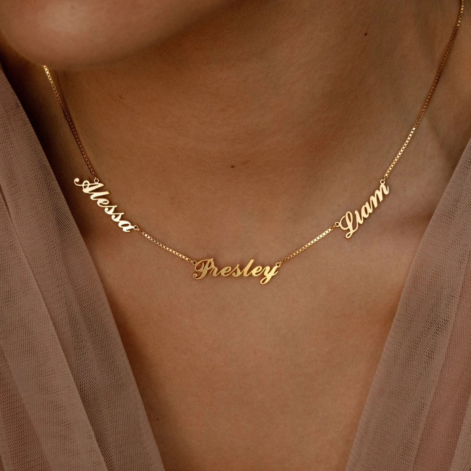 Carrie Box Chain Multiple Name Necklace in 18K Gold - Image 2