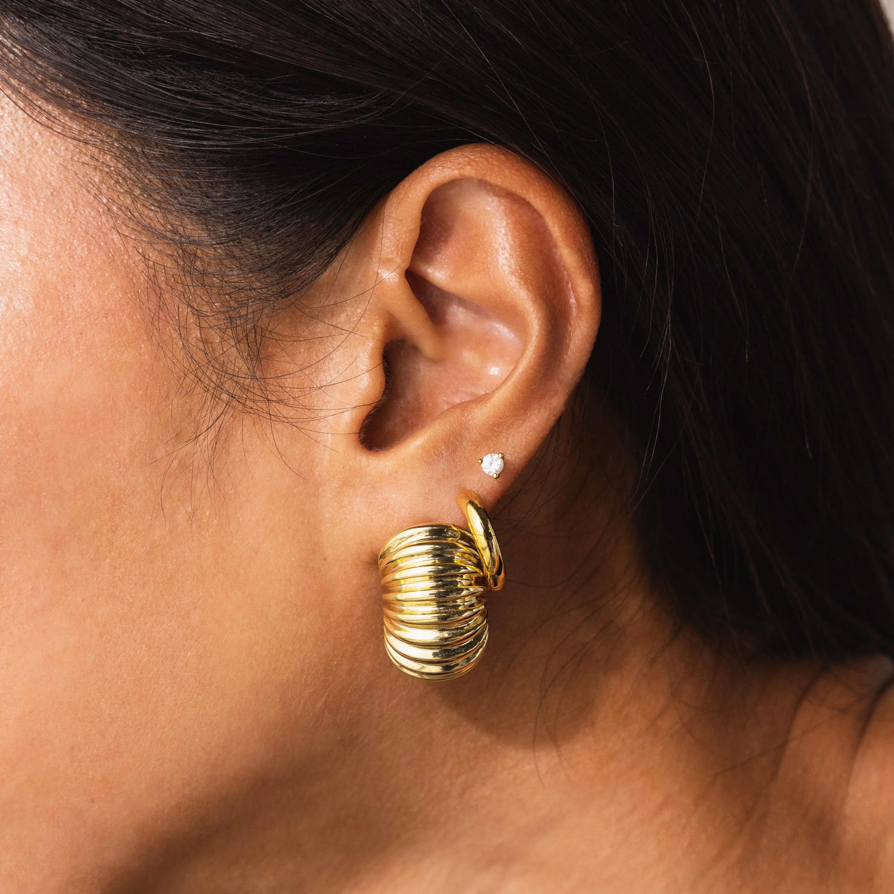 Chunky Ribbed Hoops in 18K Gold - Image 3