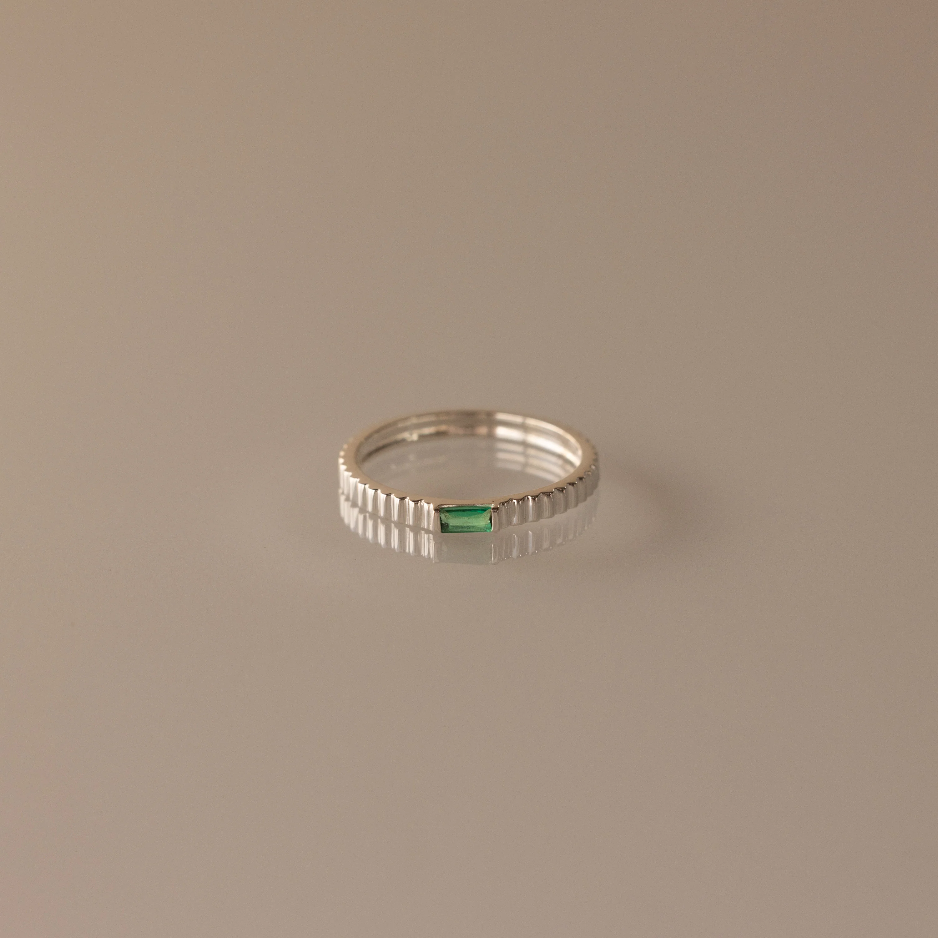Dainty Ribbed Emerald Ring - Image 3