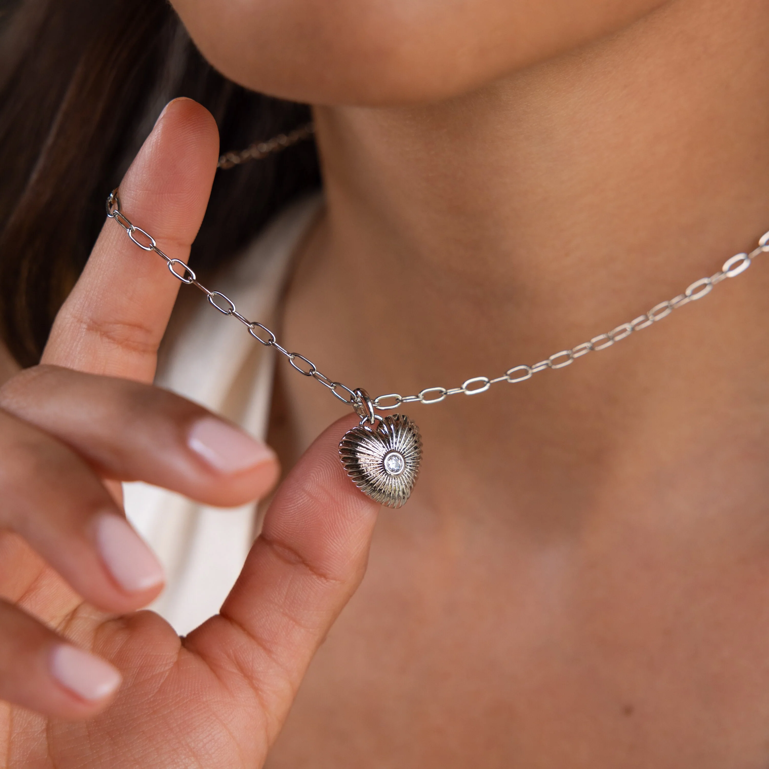 Diamond Ribbed Heart Necklace - Image 4