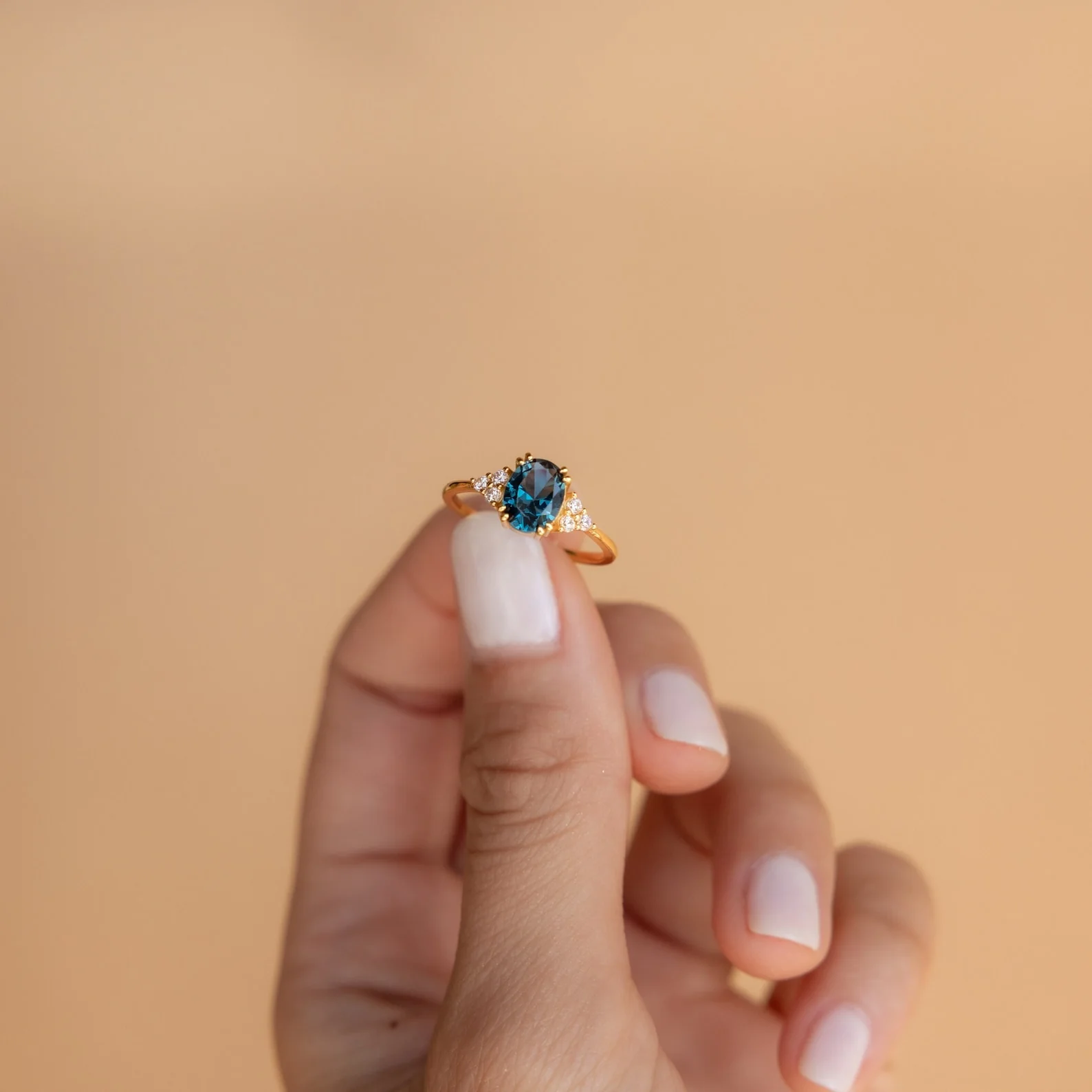 Elizabeth Blue Topaz Ring in 18K Gold - Image 4
