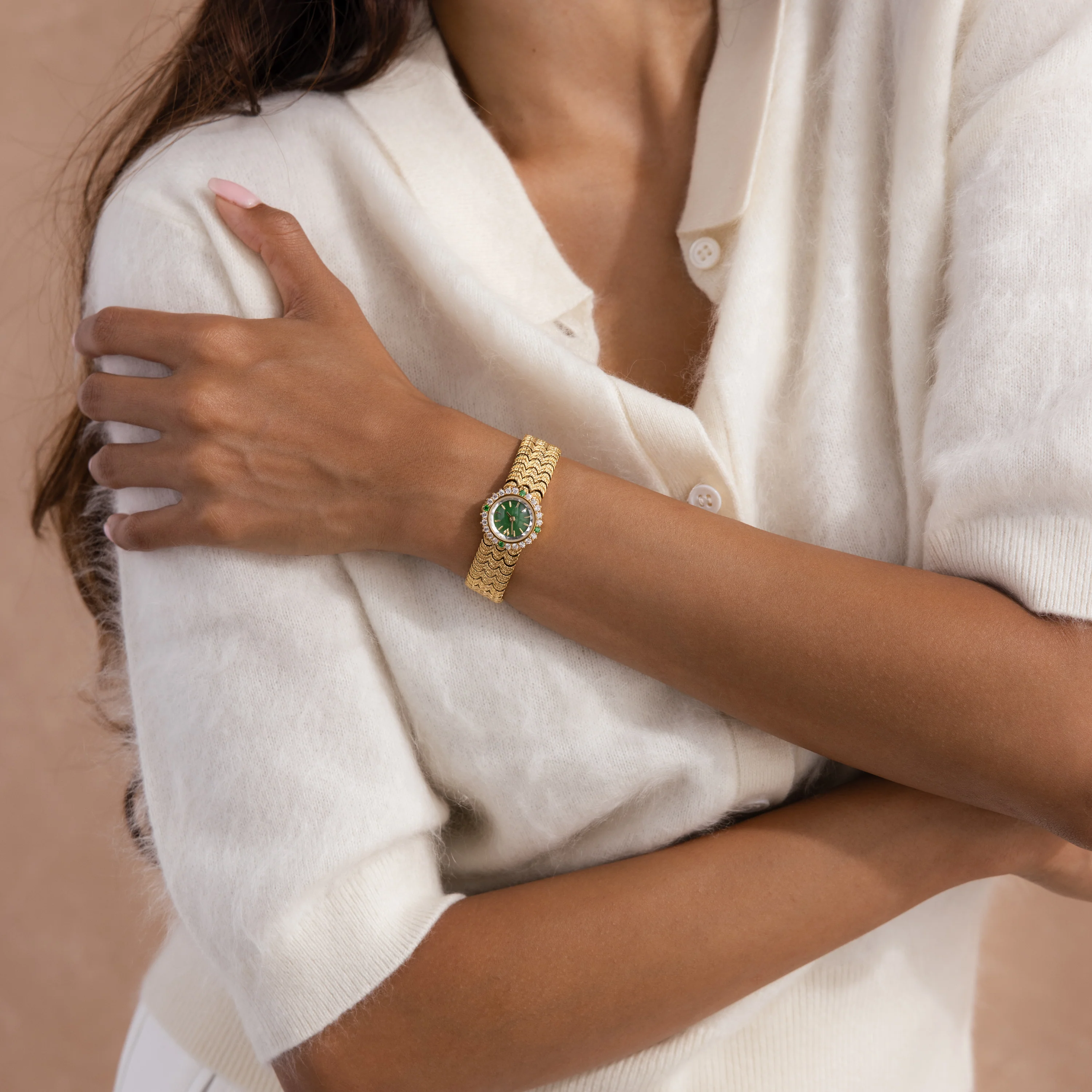 Emerald Scalloped Timepiece - Image 4