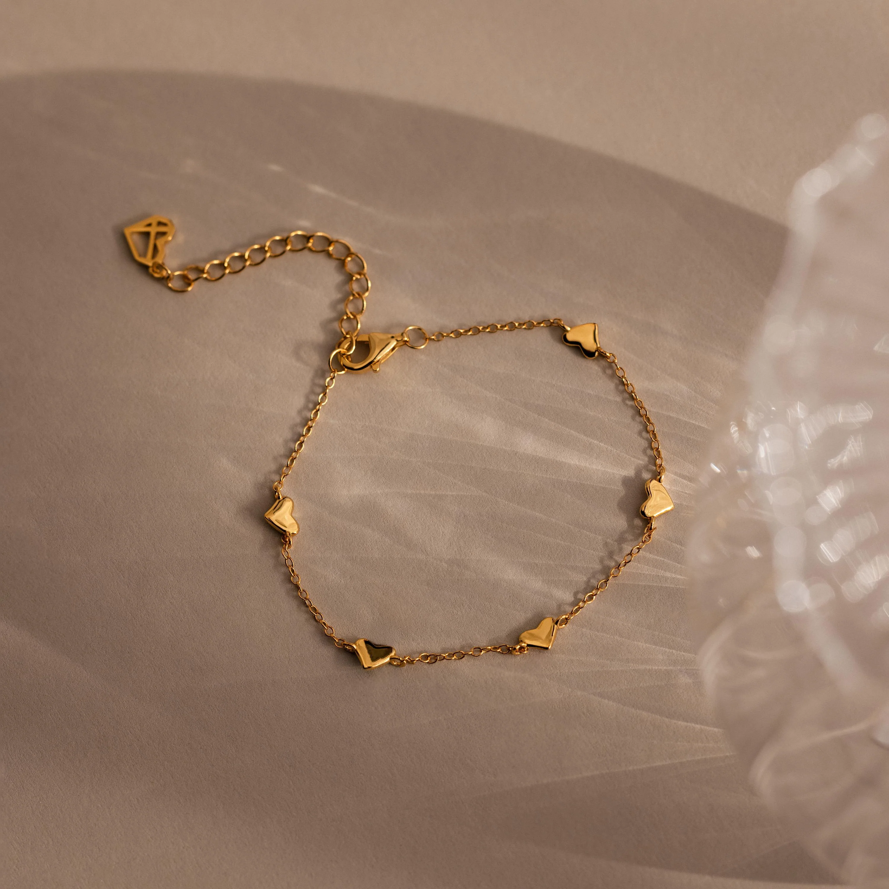 Heart Station Bracelet in 18K Gold