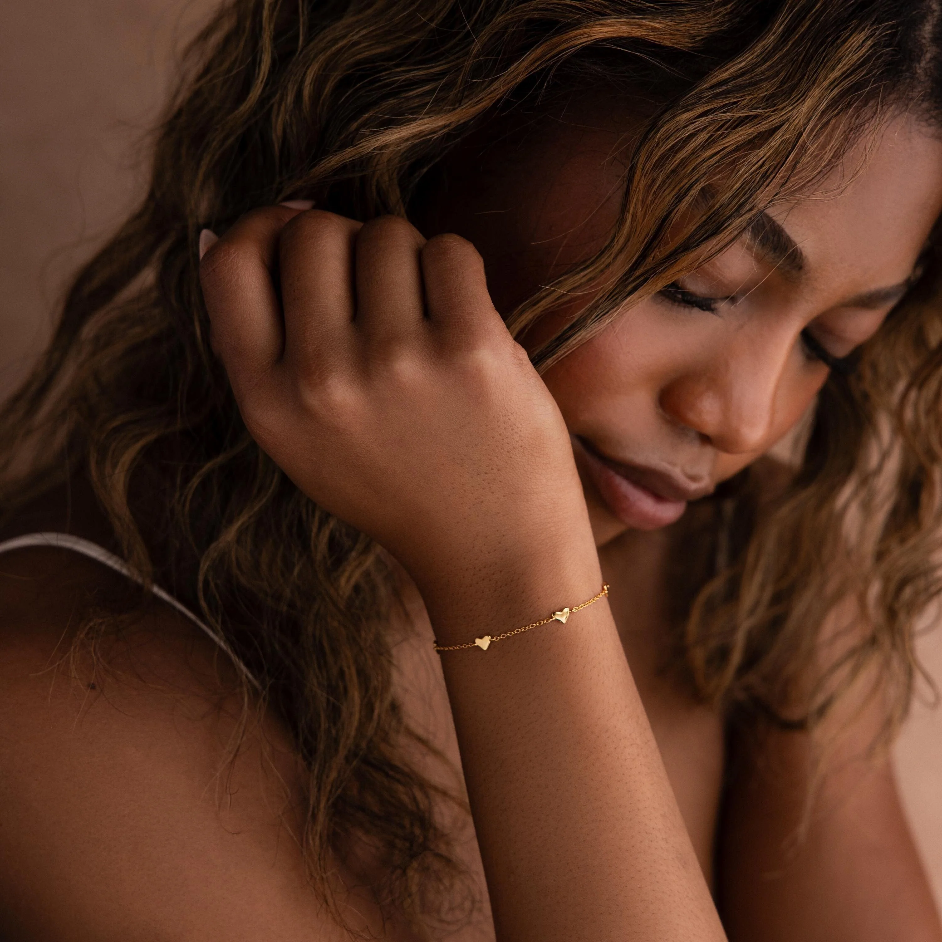 Heart Station Bracelet in 18K Gold - Image 3