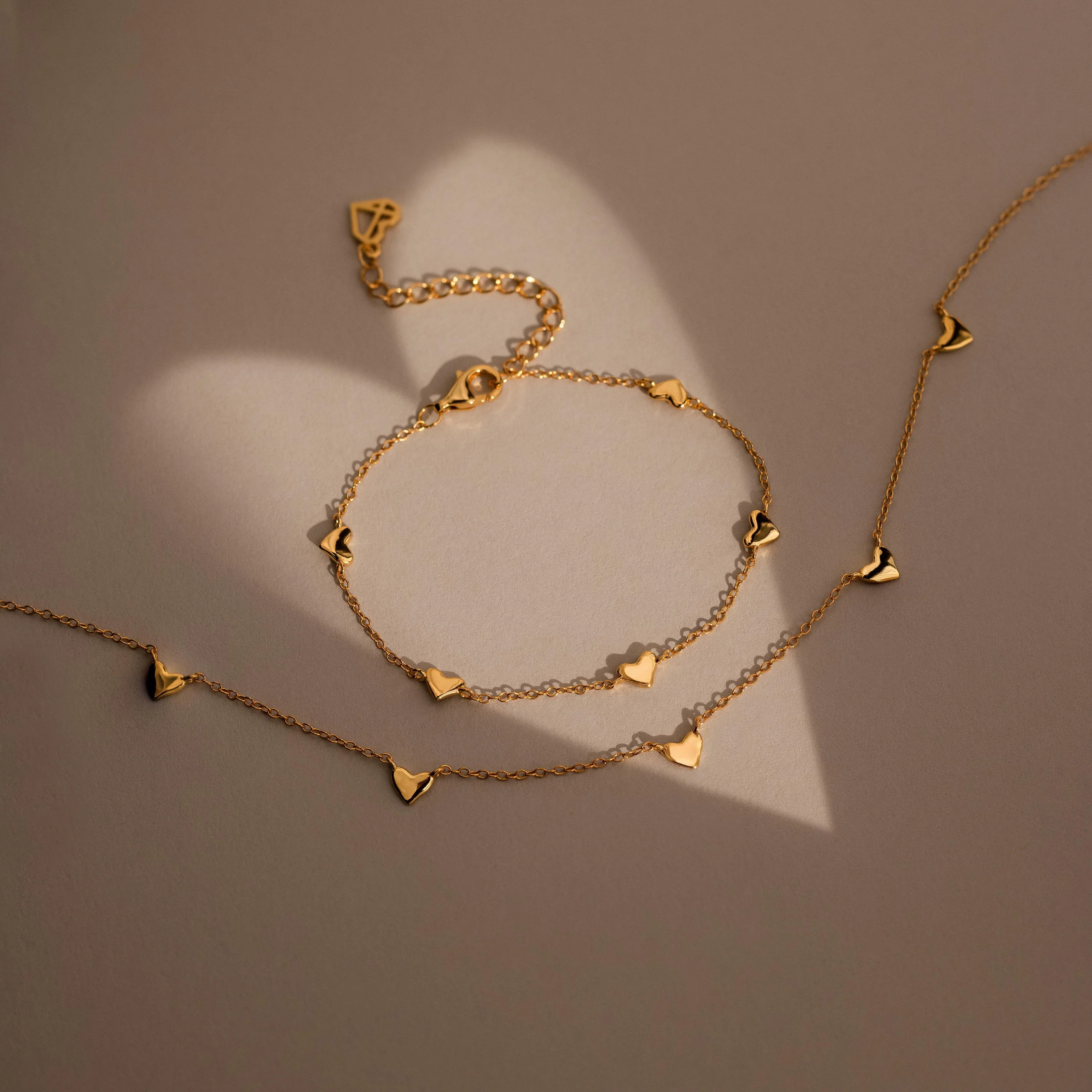 Heart Station Bracelet in 18K Gold - Image 7