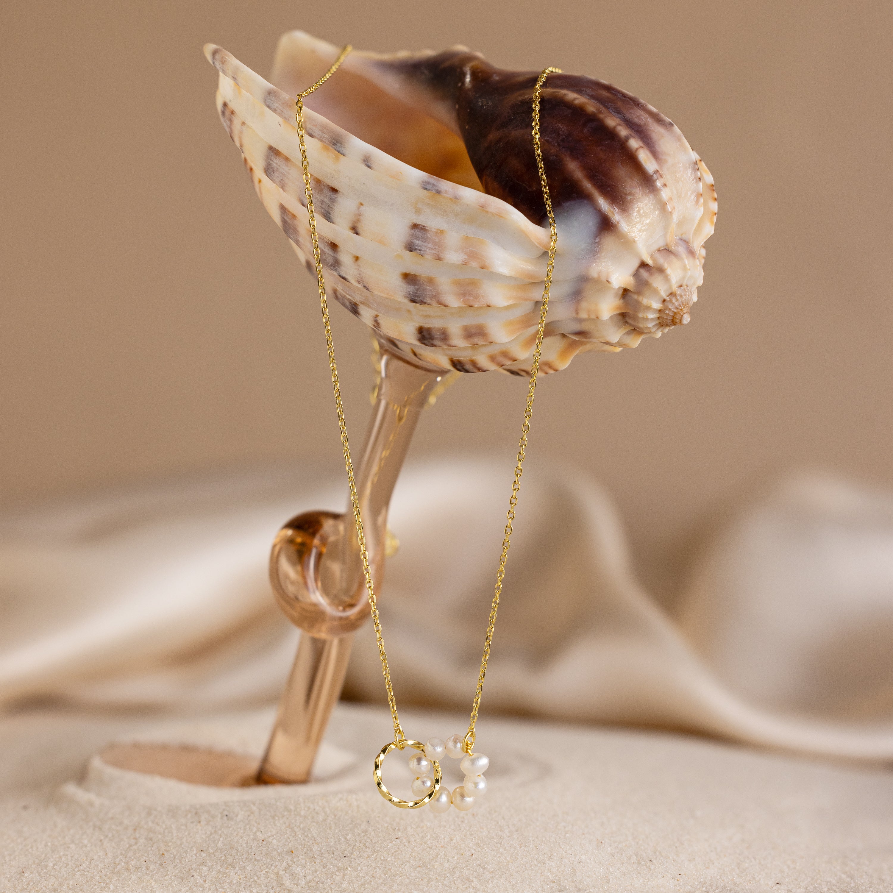Interlocking Pearl Necklace in 18K Gold - Image 5