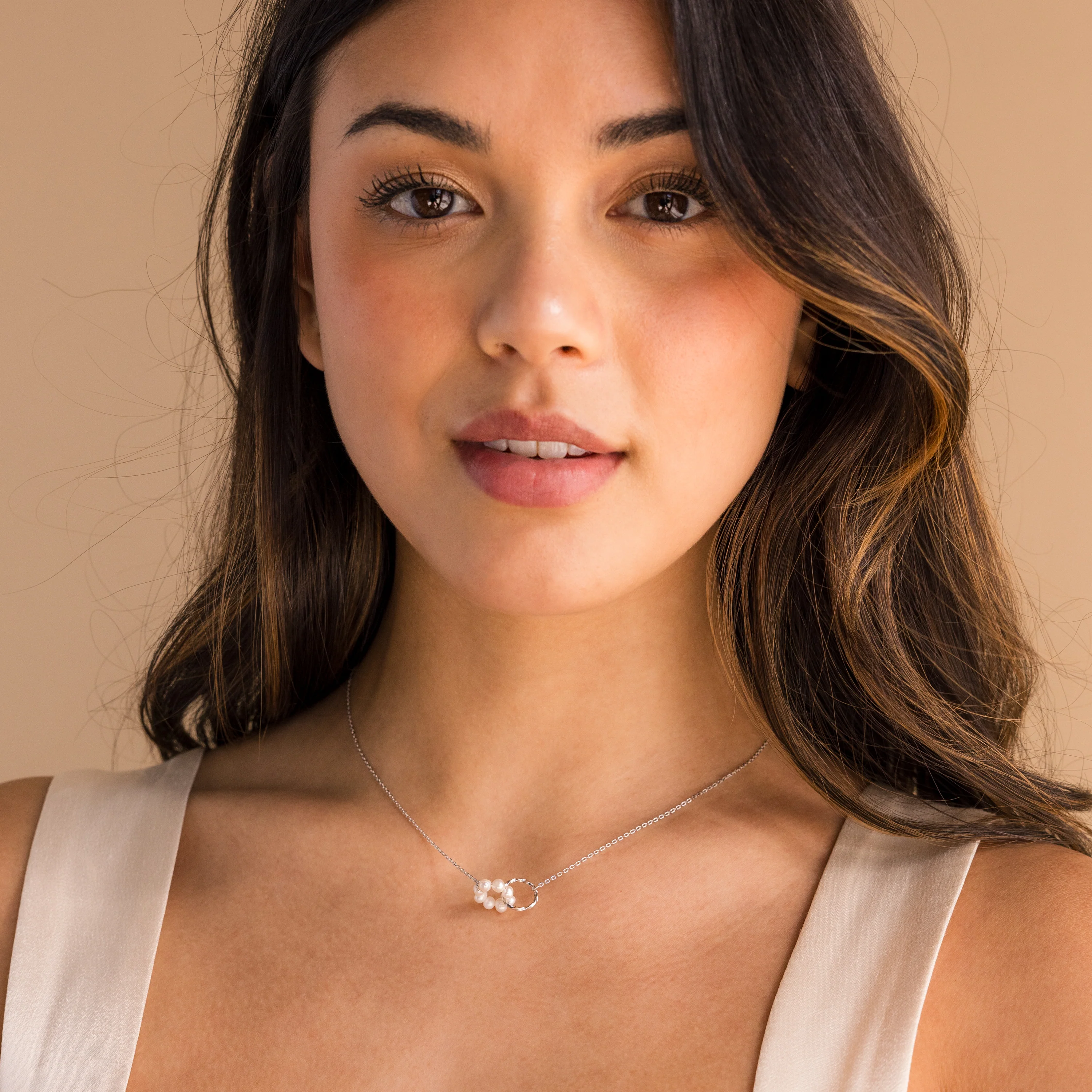 Interlocking Pearl Necklace in Silver - Image 4