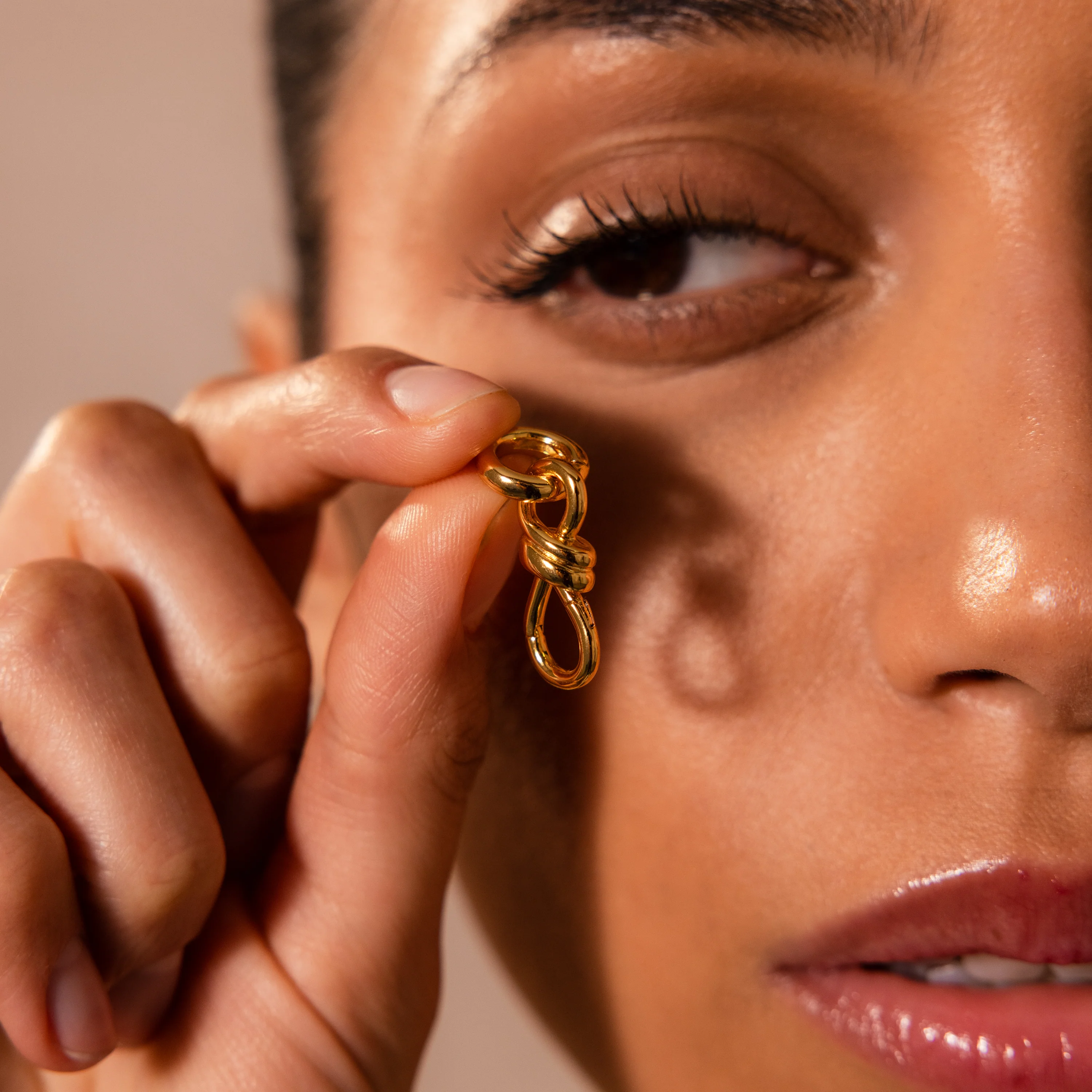 Knot Charm Clasp in 18K Gold - Image 8