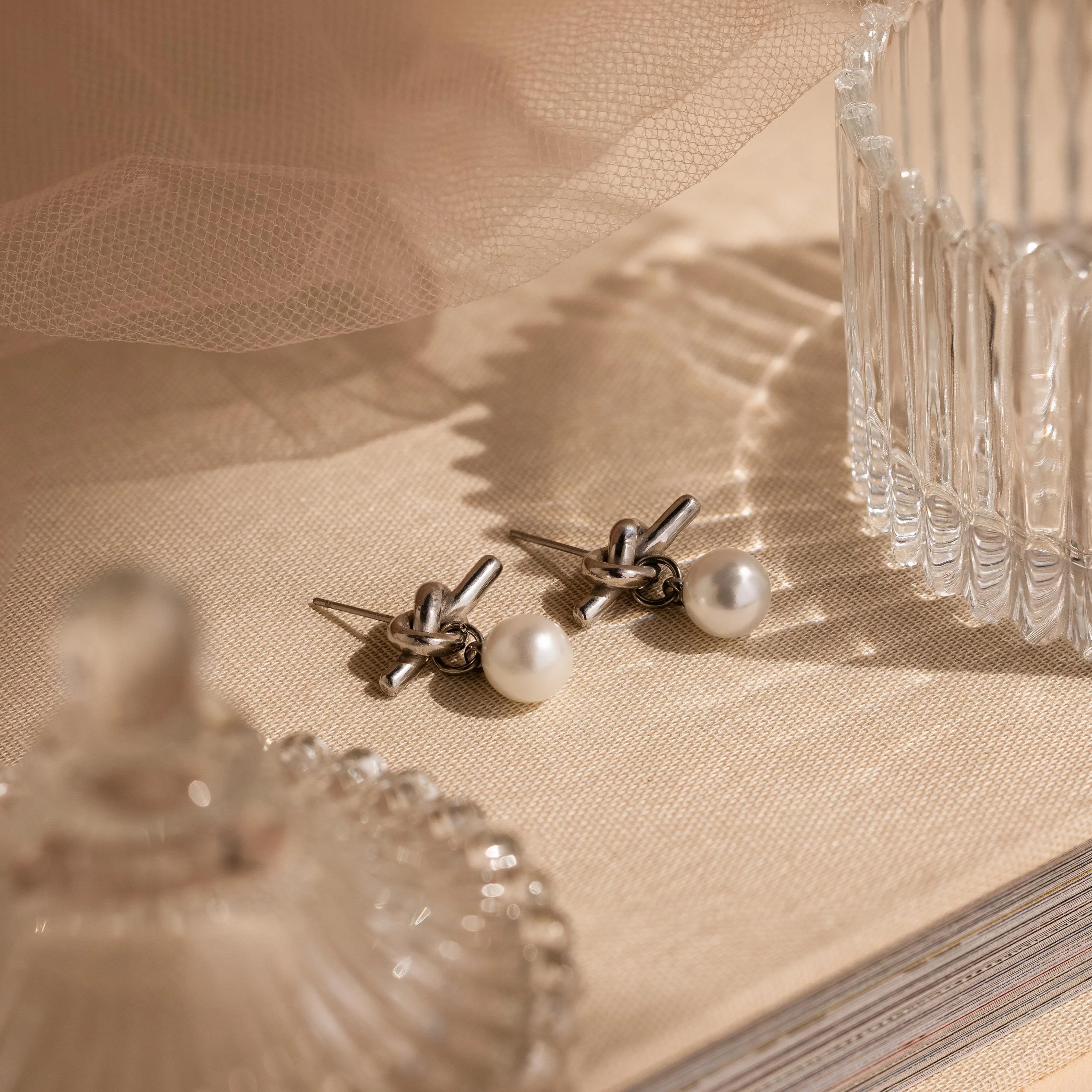 Love Knot Pearl Earrings - Image 5