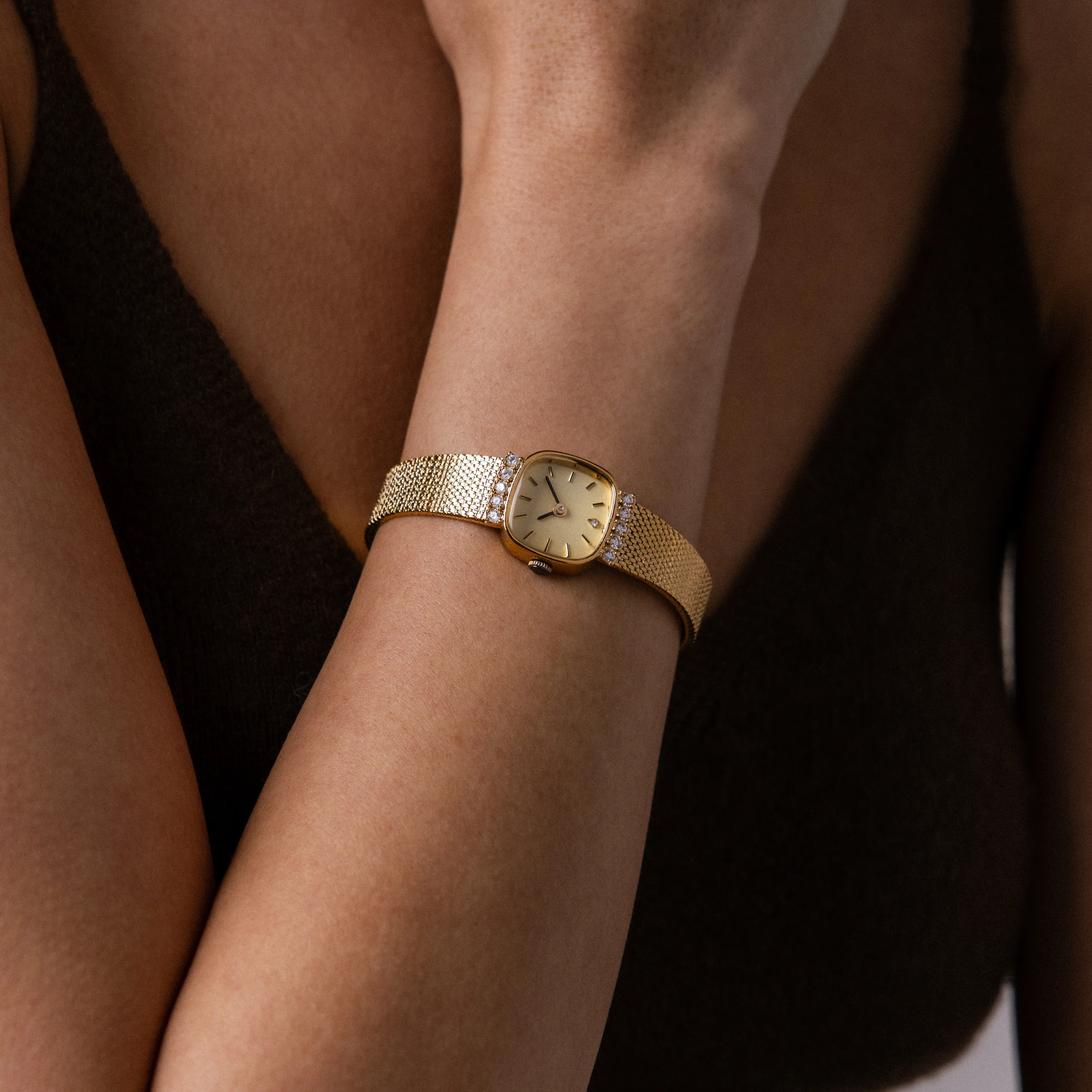 Luxe Square Timepiece in 18K Gold - Image 2