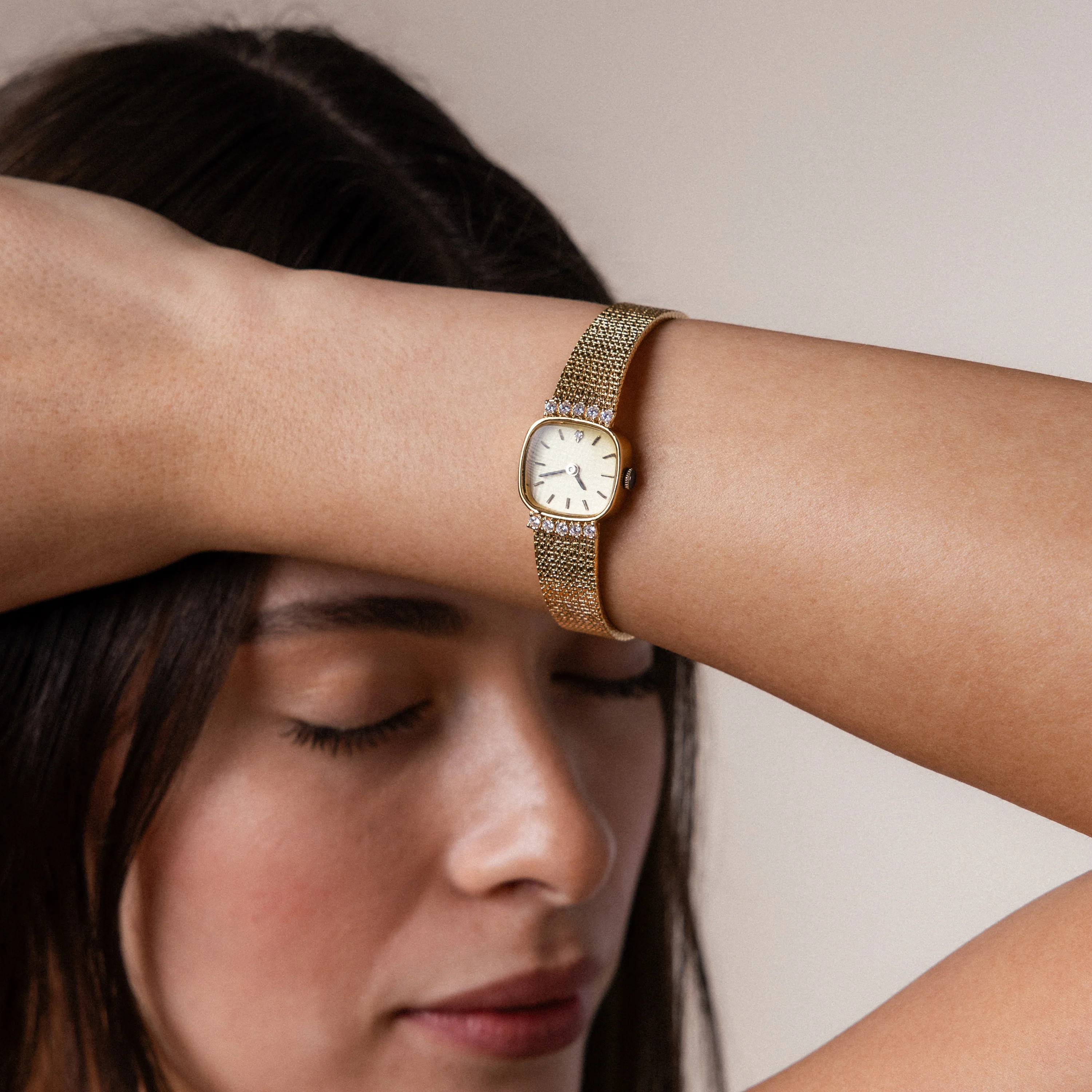 Luxe Square Timepiece in 18K Gold - Image 4