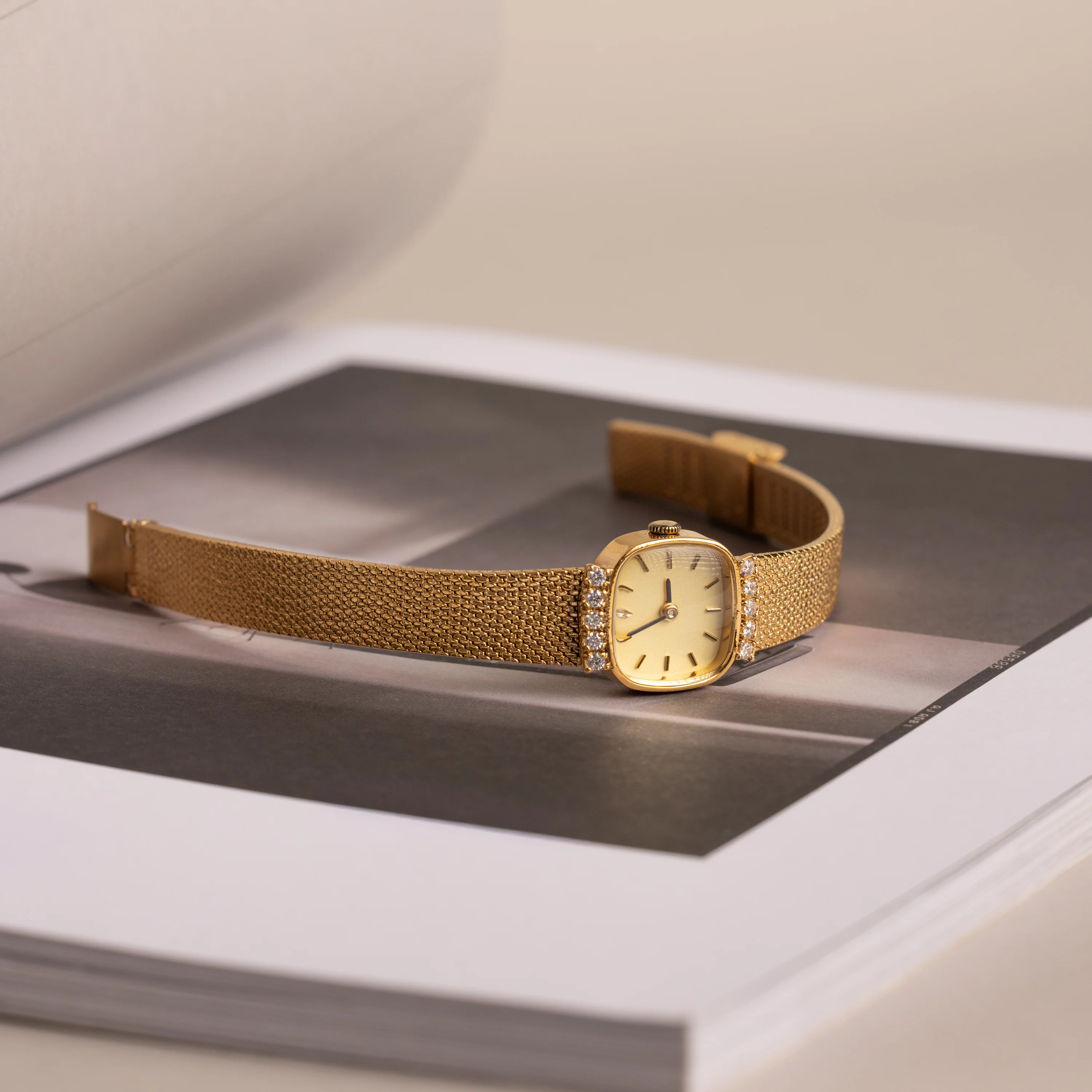 Luxe Square Timepiece in 18K Gold - Image 5