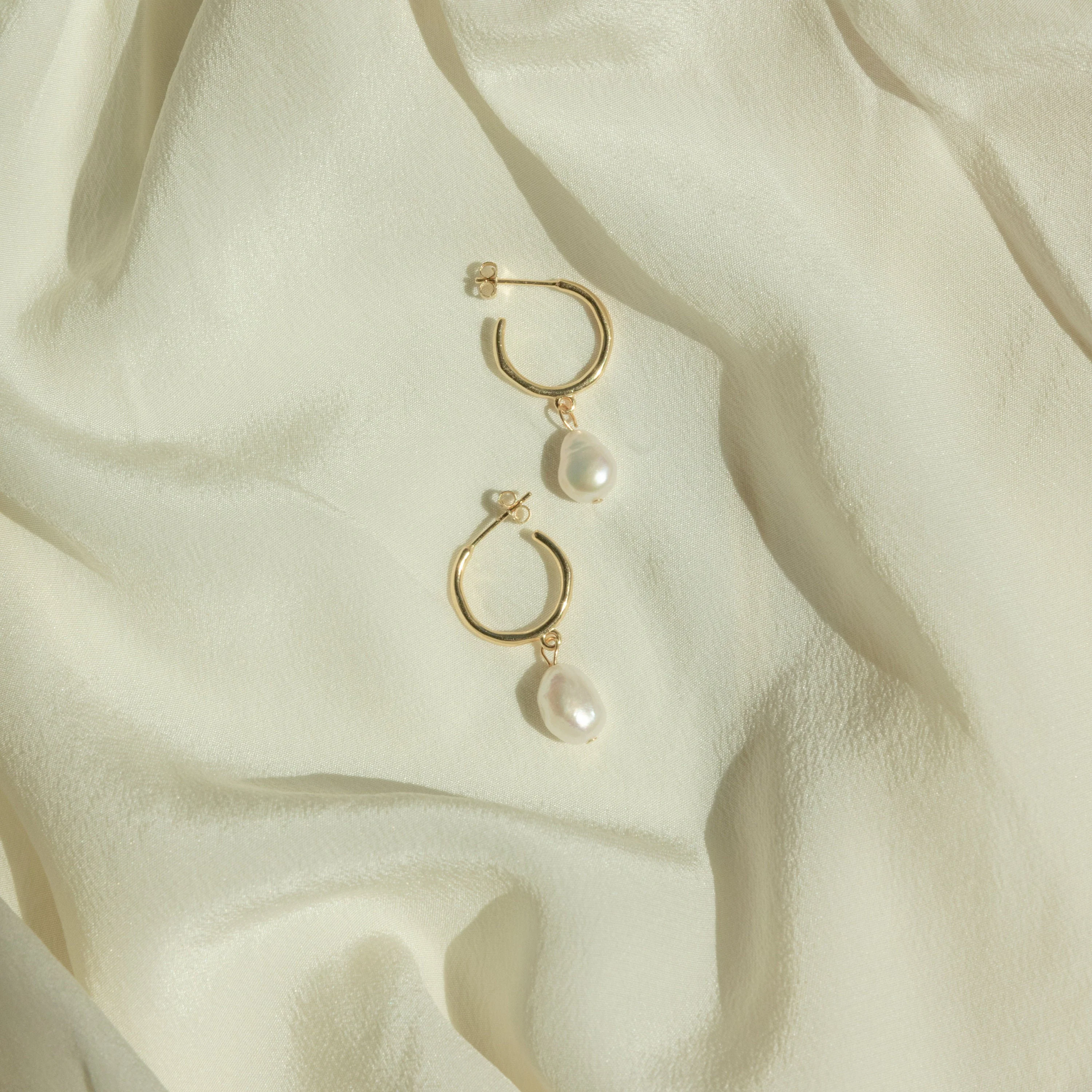 Margot Pearl Hoops in 18K Gold - Image 3