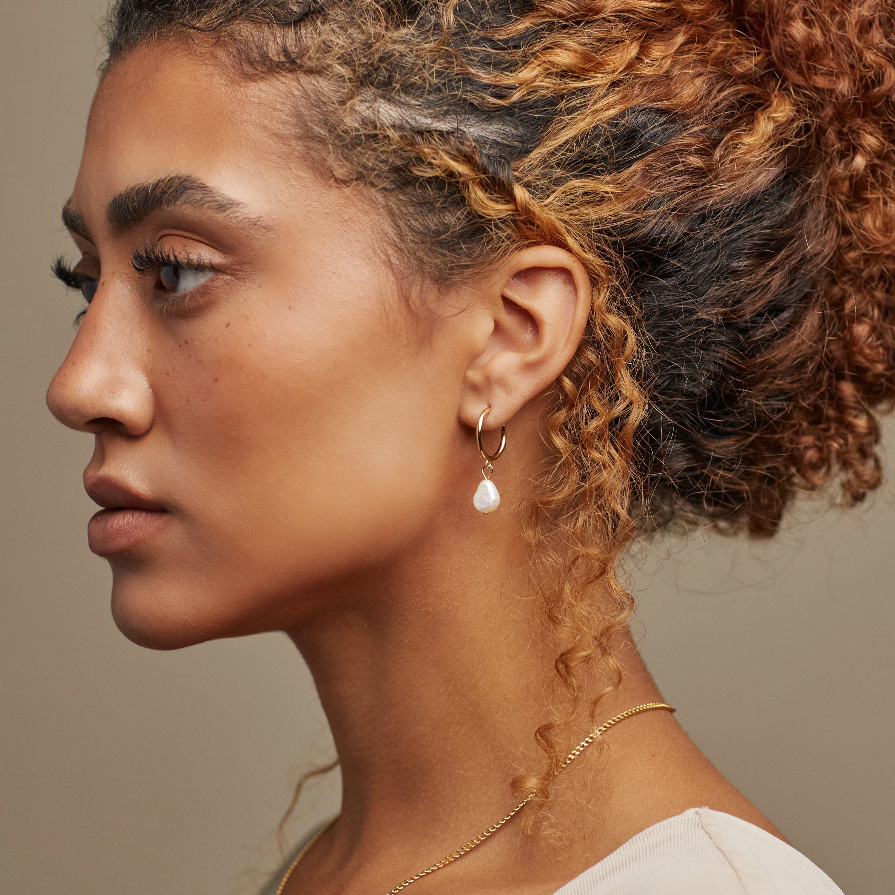 Margot Pearl Hoops in 18K Gold - Image 4