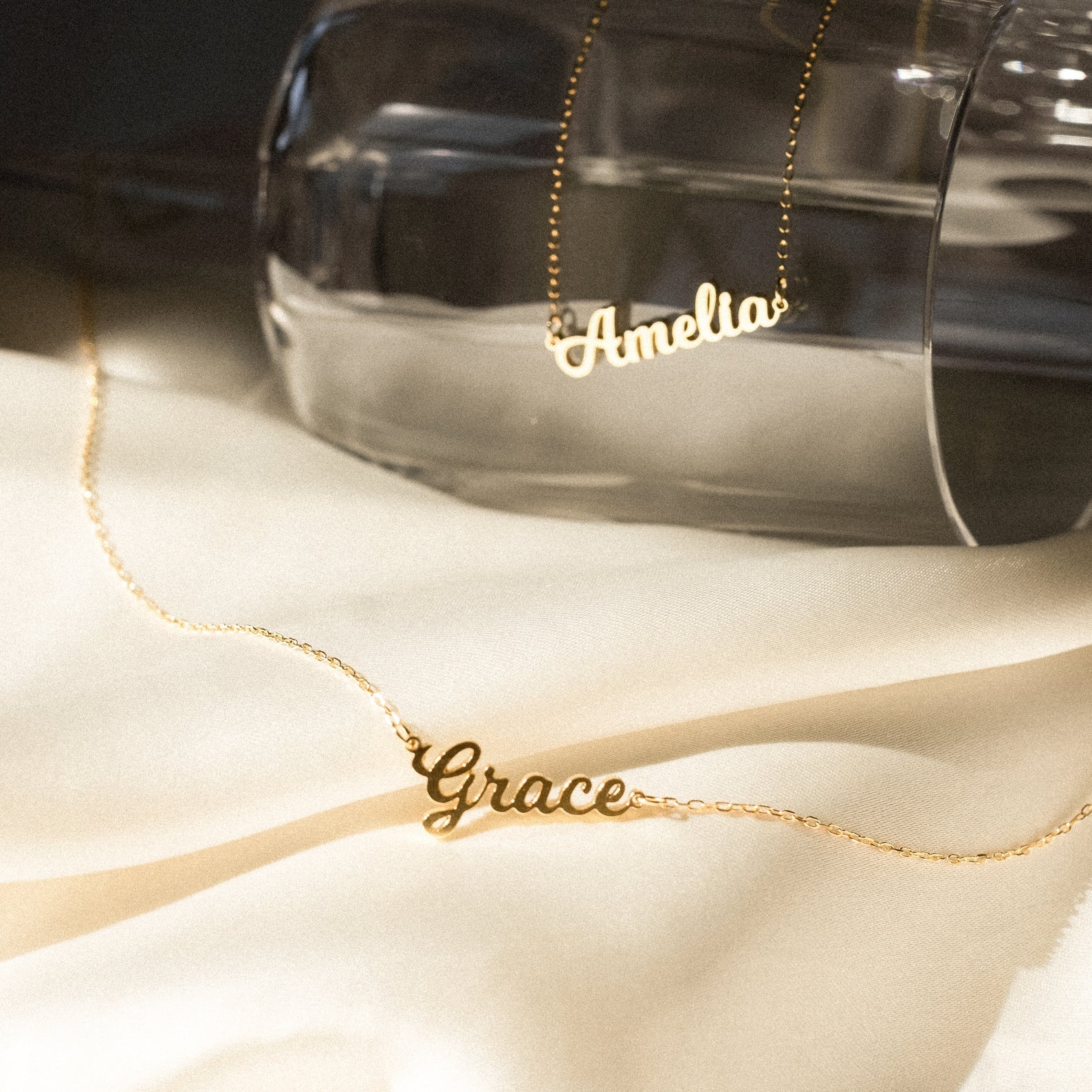 Mellow Name Necklace in 18K Gold - Image 3