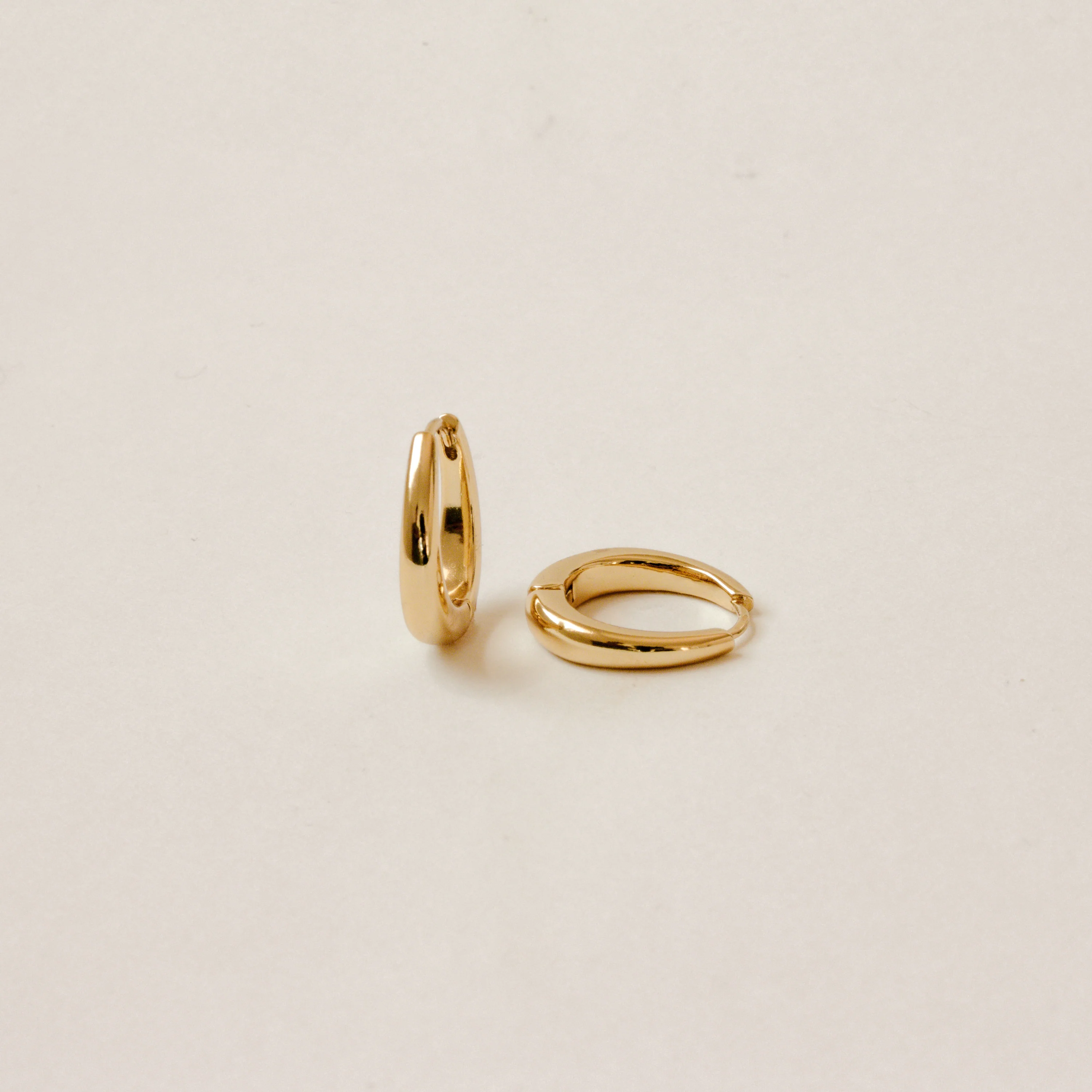 Paris Oval Hoops in 18K Gold - Image 6