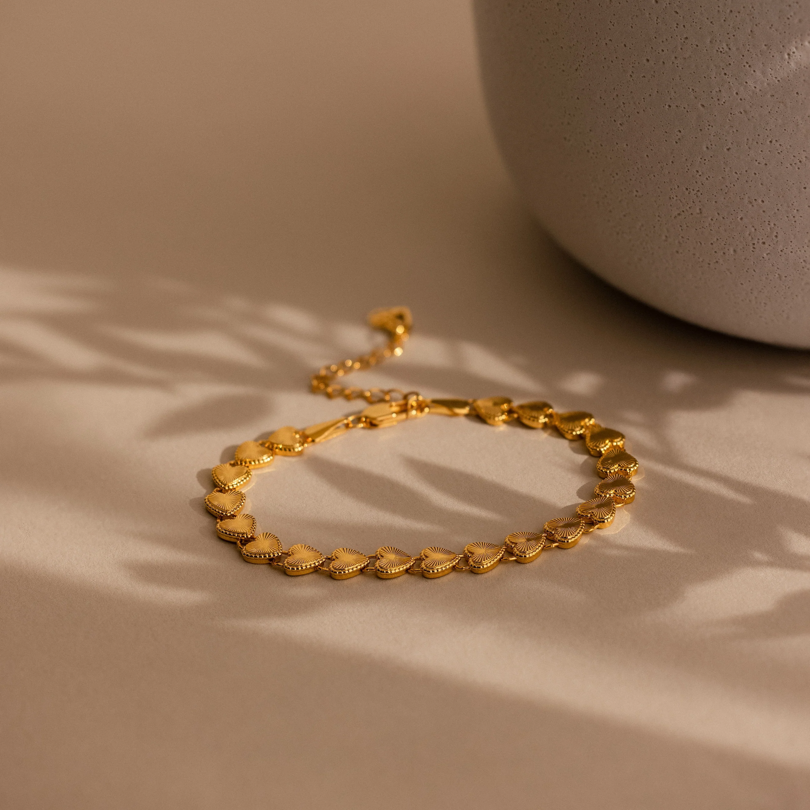 Ribbed Heart Link Bracelet in 18K Gold - Image 7