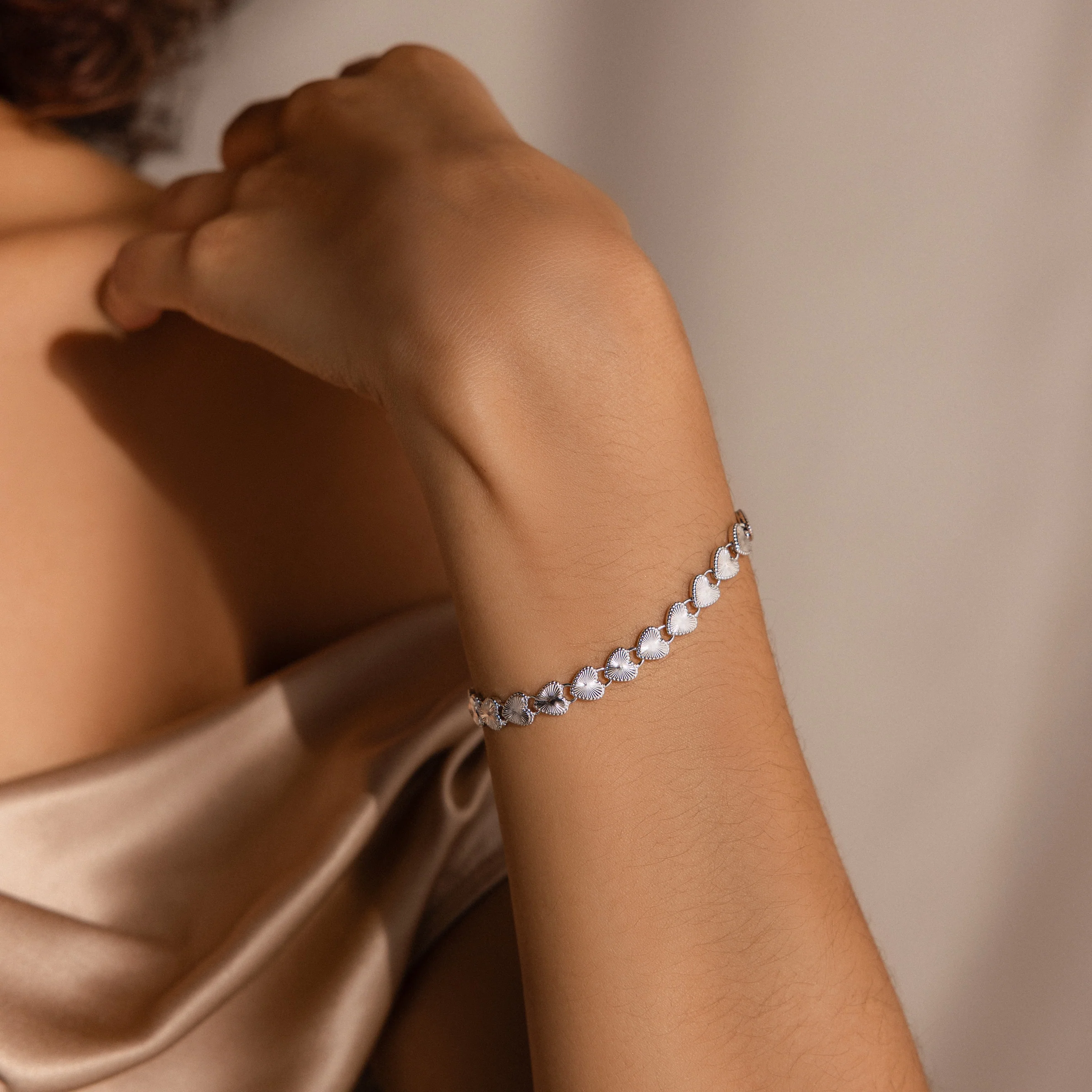 Ribbed Heart Link Bracelet in Silver - Image 4
