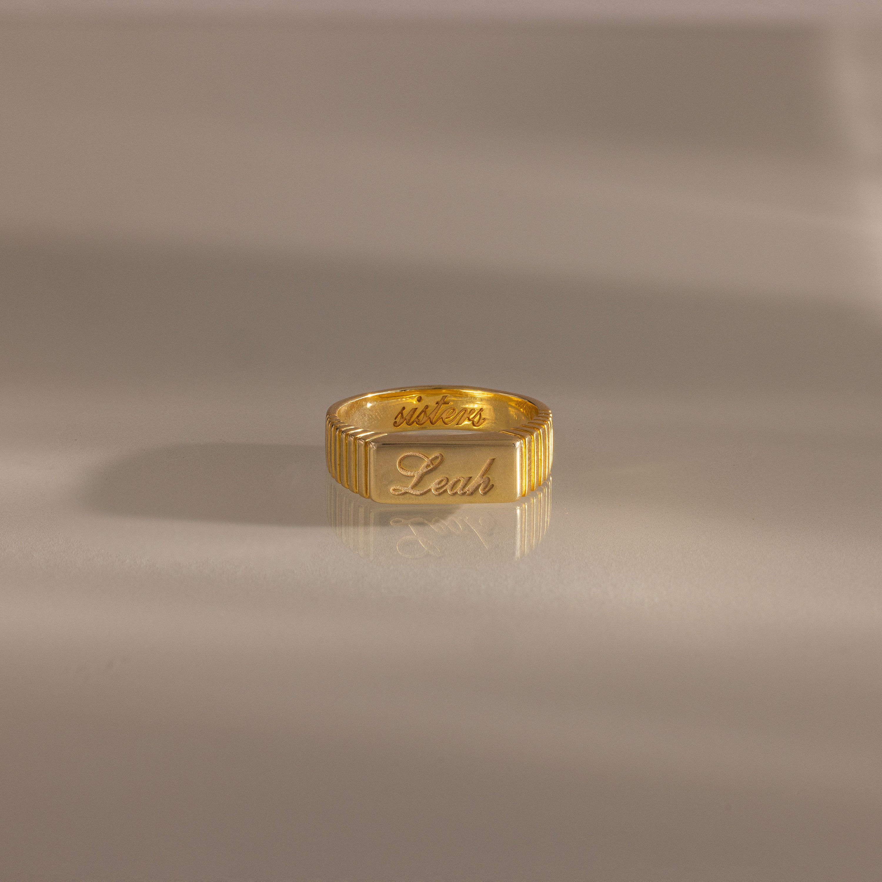 Ribbed Name Signet Ring in 18K Gold - Image 3