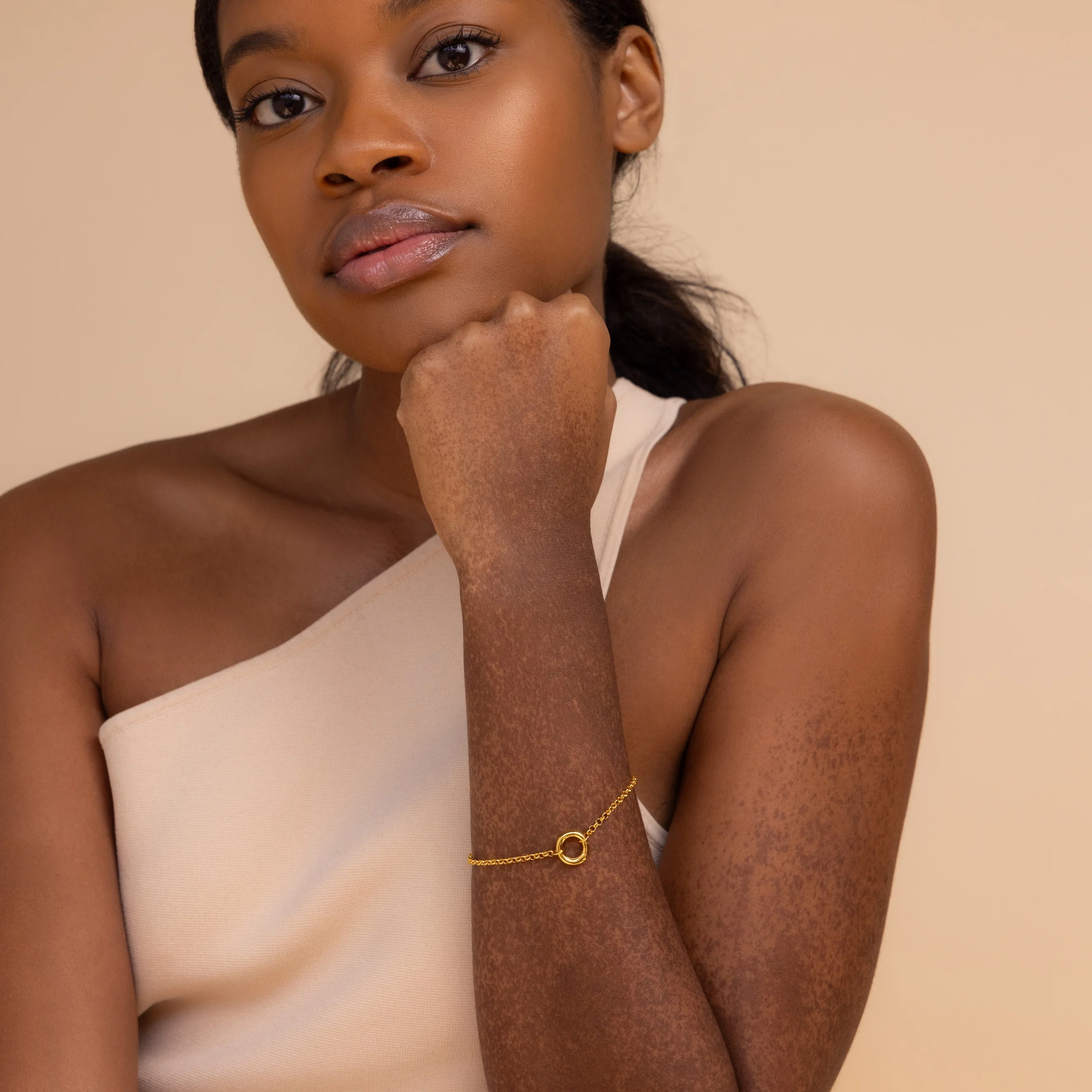 Rolo Circle Charm Bracelet in 18K Gold - Image 3
