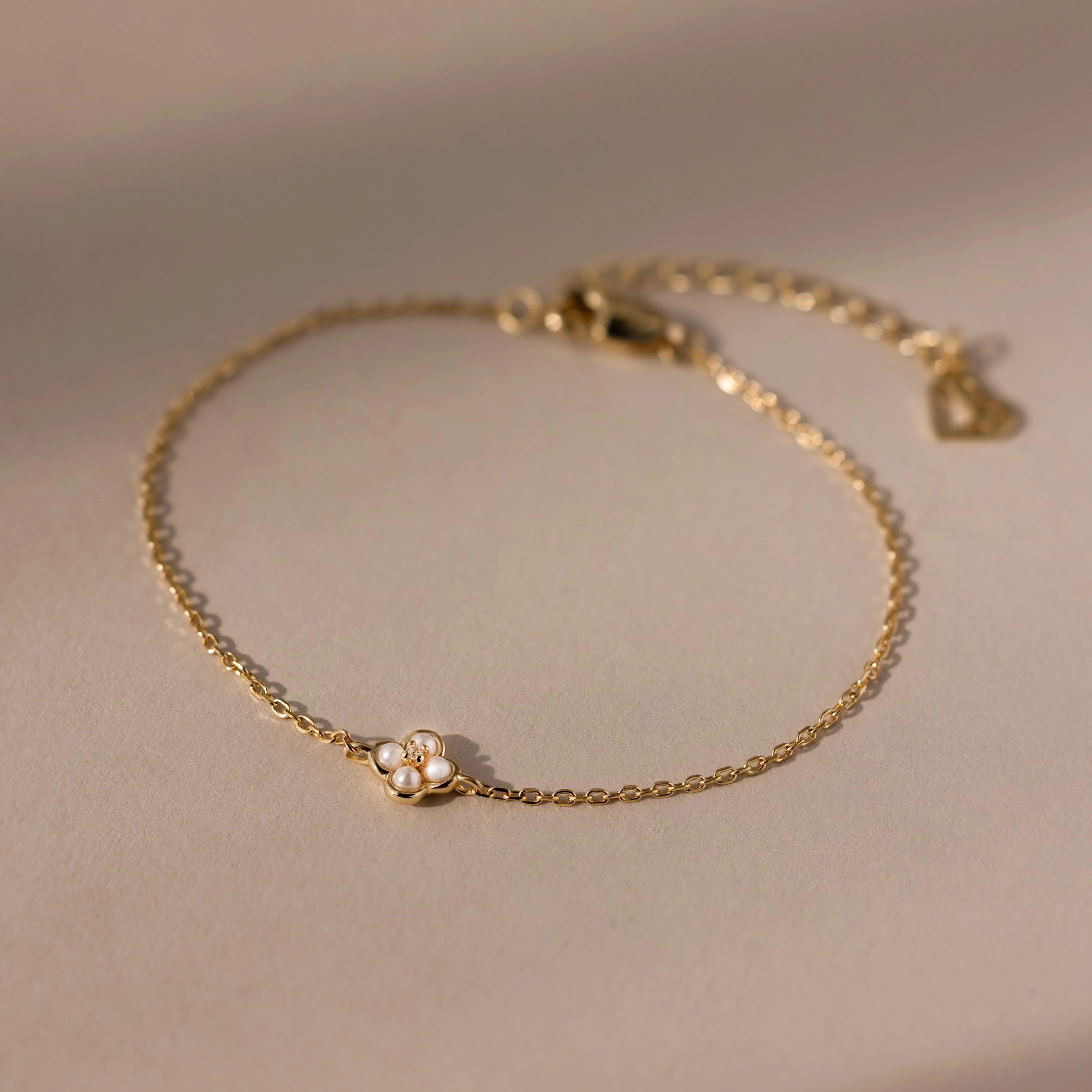 Rounded Pearl Flower Bracelet in 18K Gold
