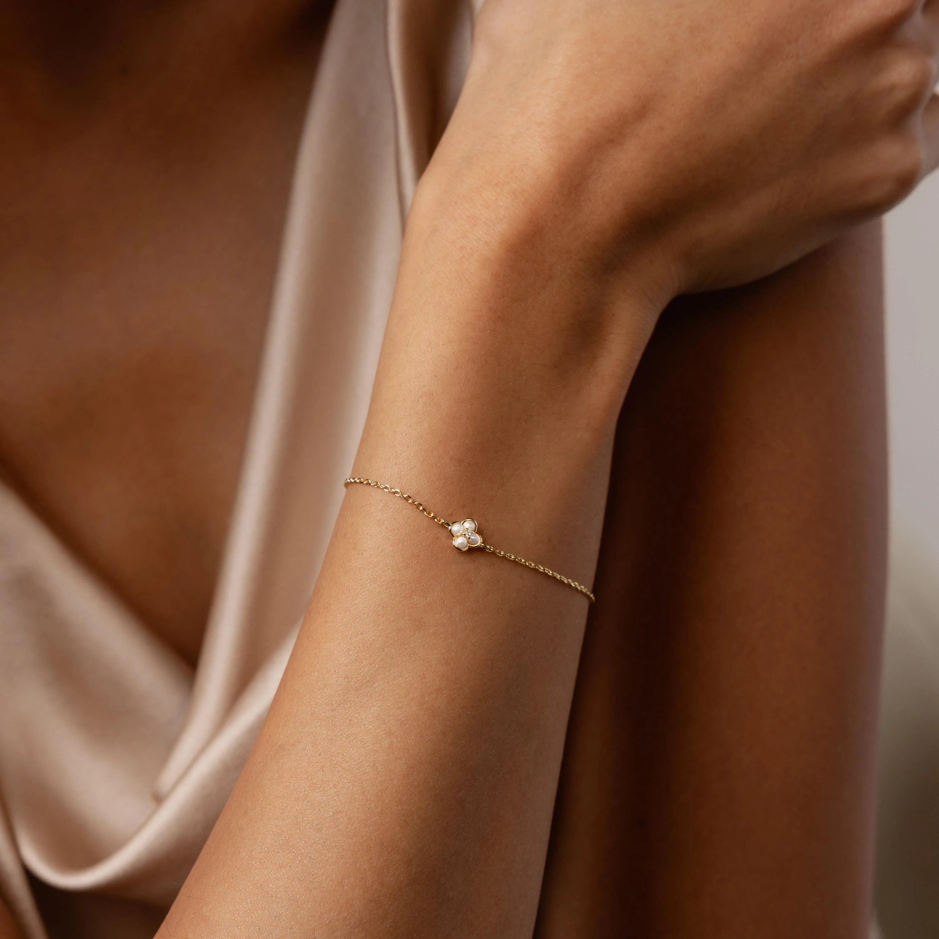 Rounded Pearl Flower Bracelet in 18K Gold - Image 2