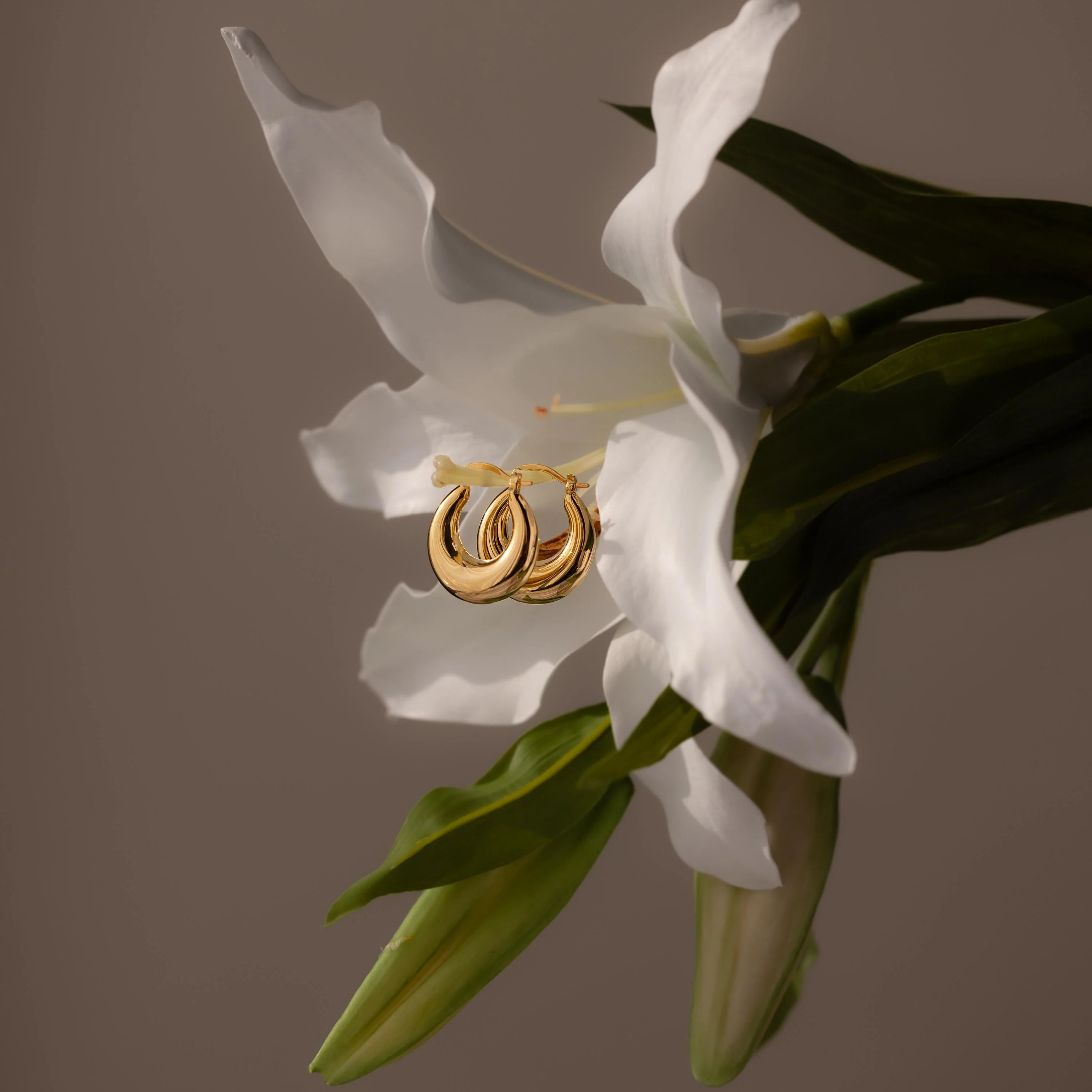 Sculpted Hoops in 18K Gold - Image 3