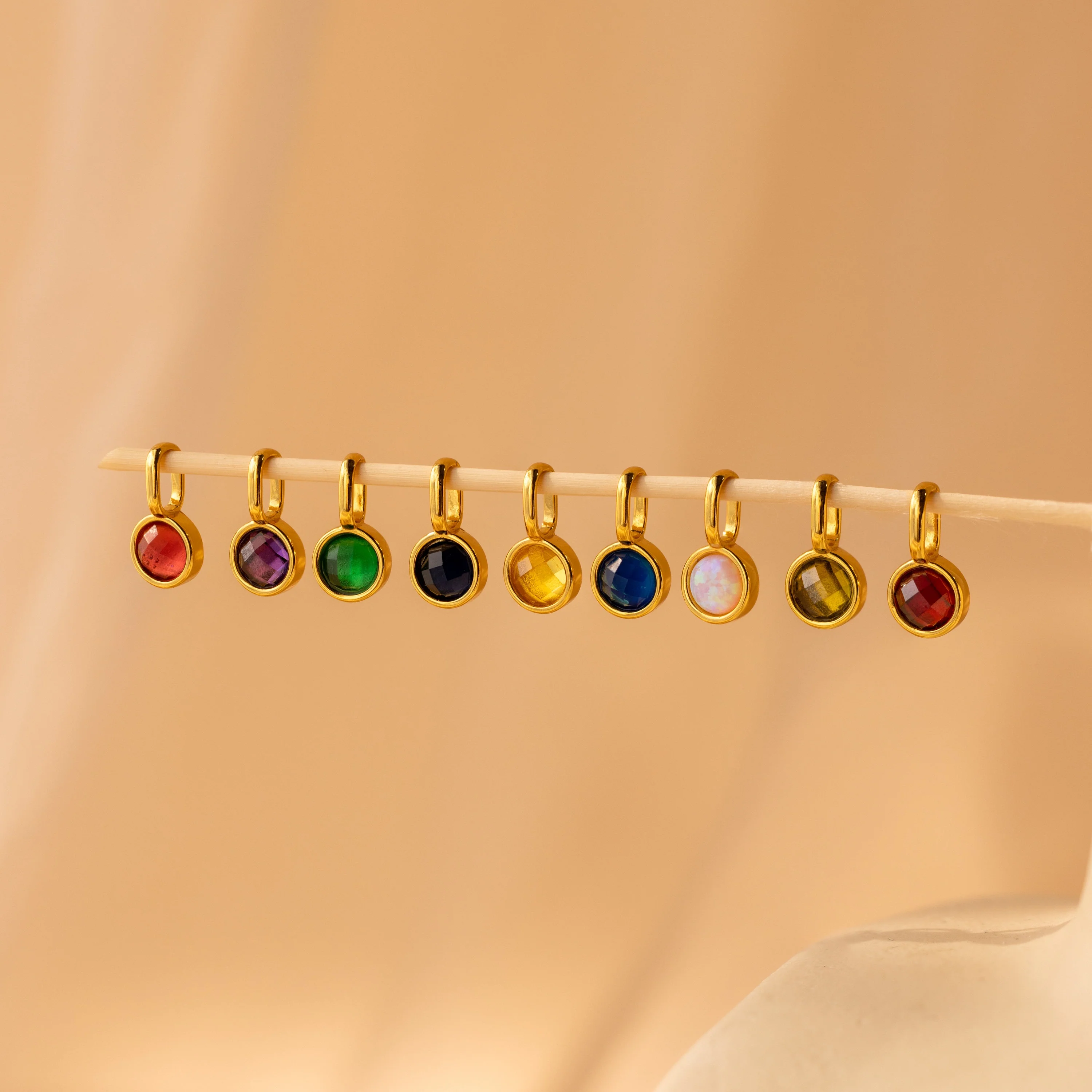 Signet Peridot Charm in 18K Gold - Image 4