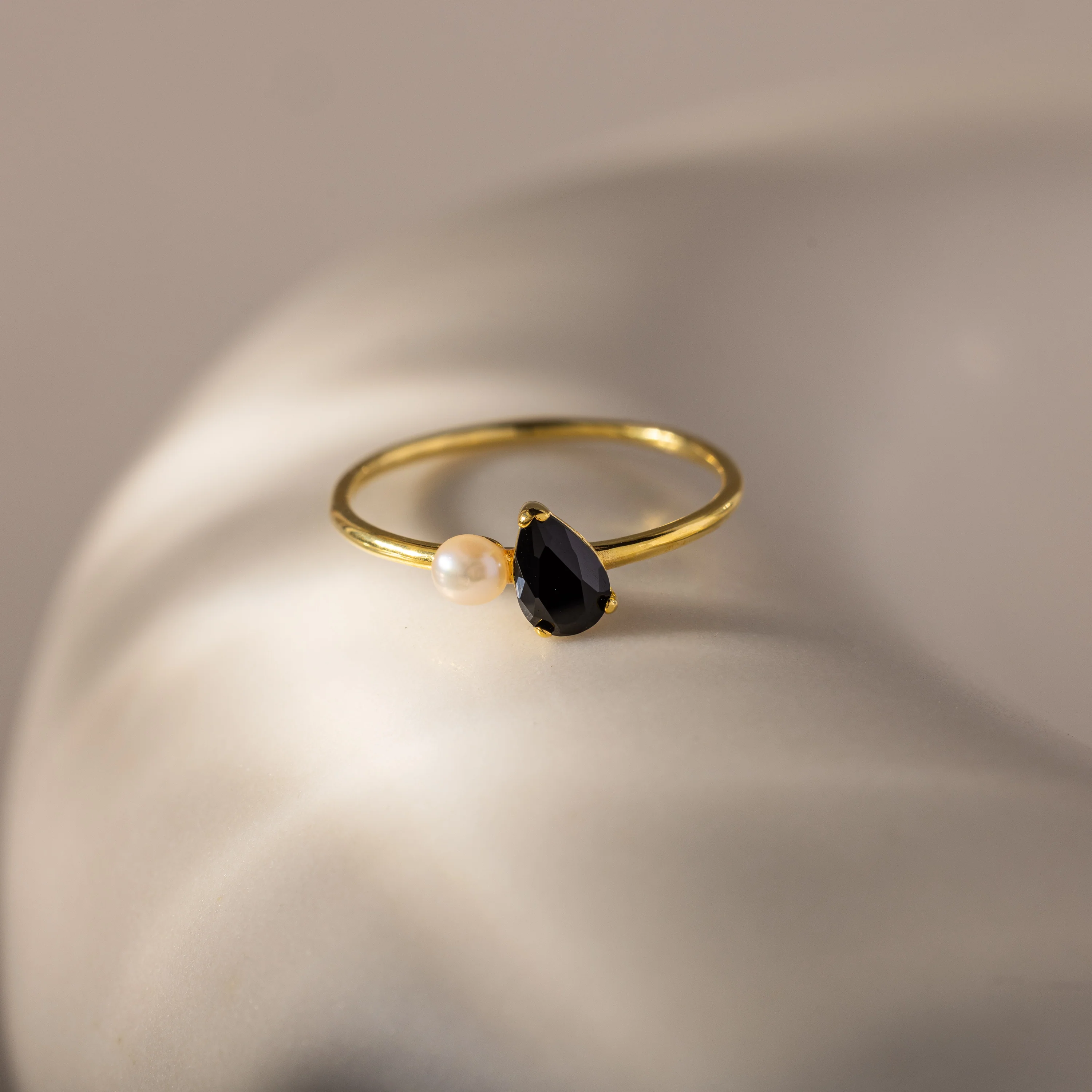Teardrop Onyx & Pearl Ring - Image 3