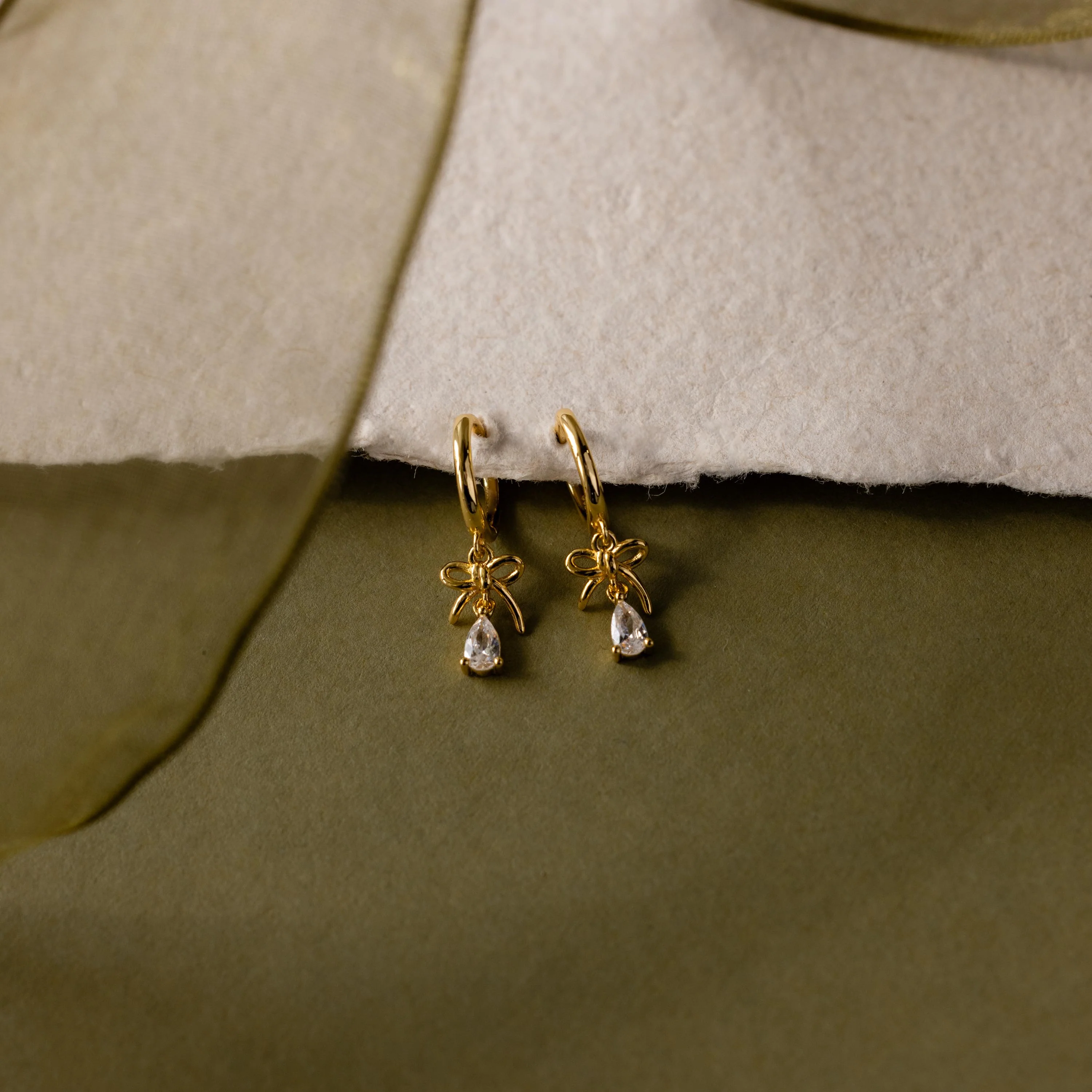 Teardrop Ribbon Charm Hoops in 18K Gold - Image 5
