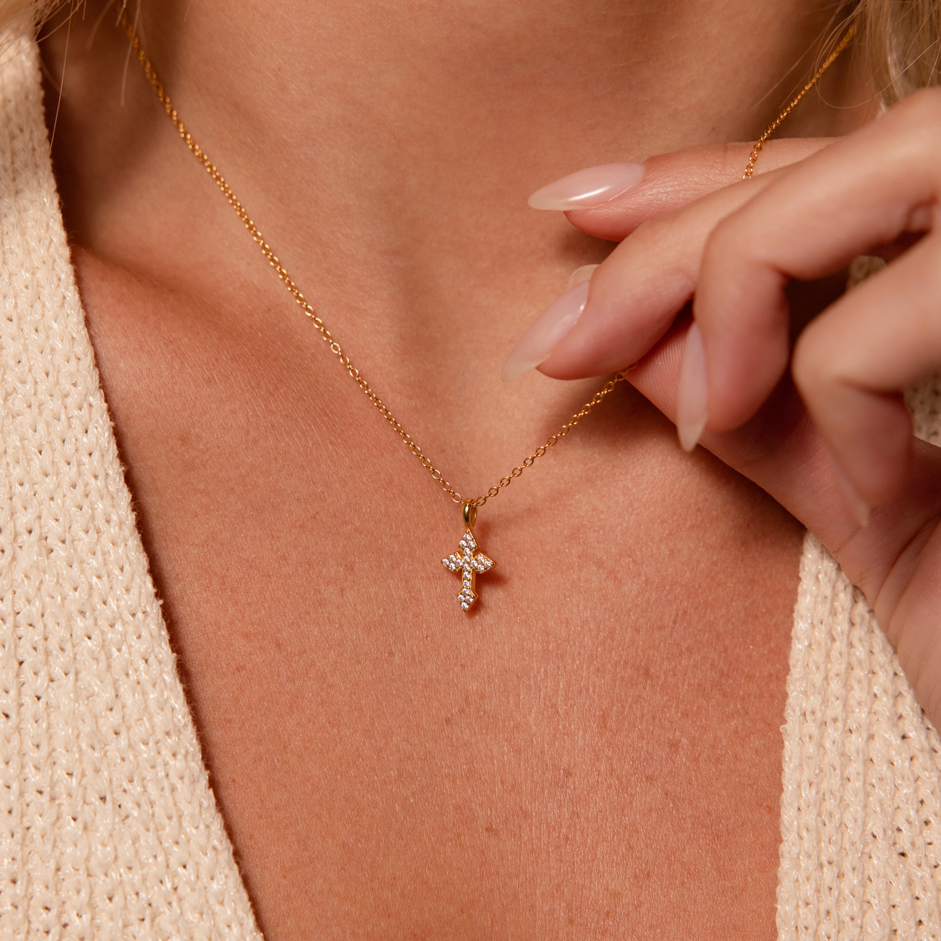 Vintage Cross Necklace in 18K Gold - Image 2