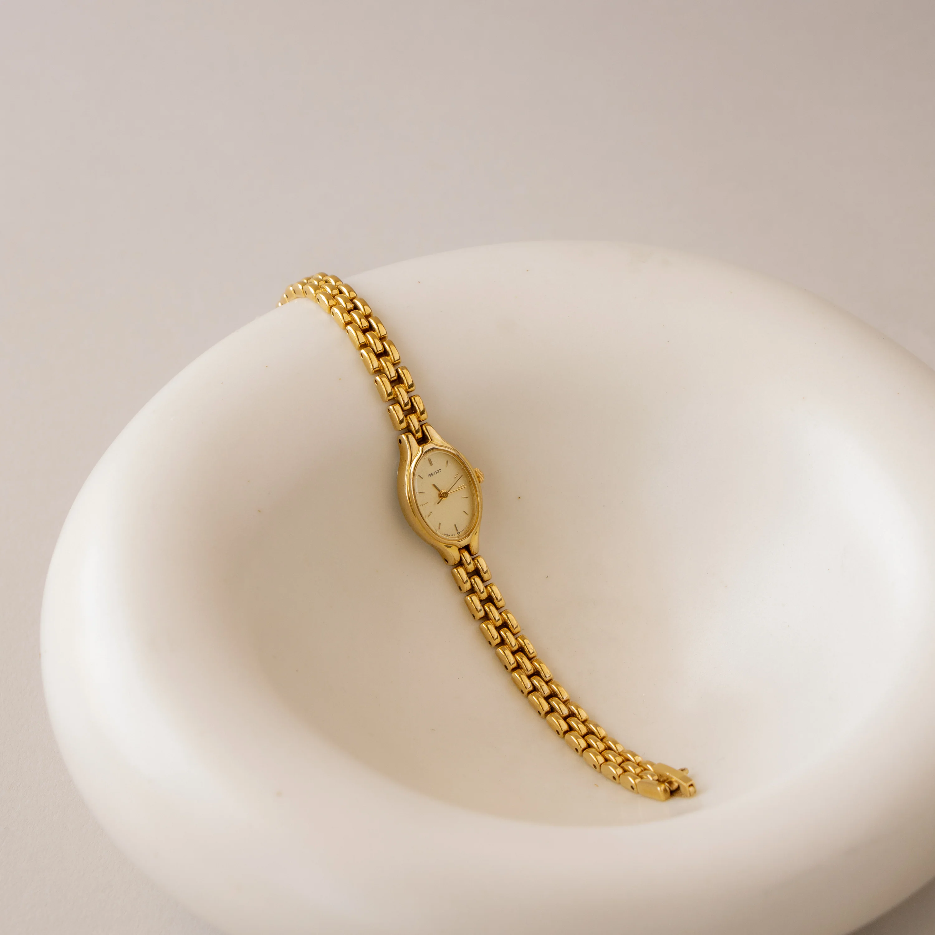 Vintage Seiko Dainty Oval Gold Watch - Image 2